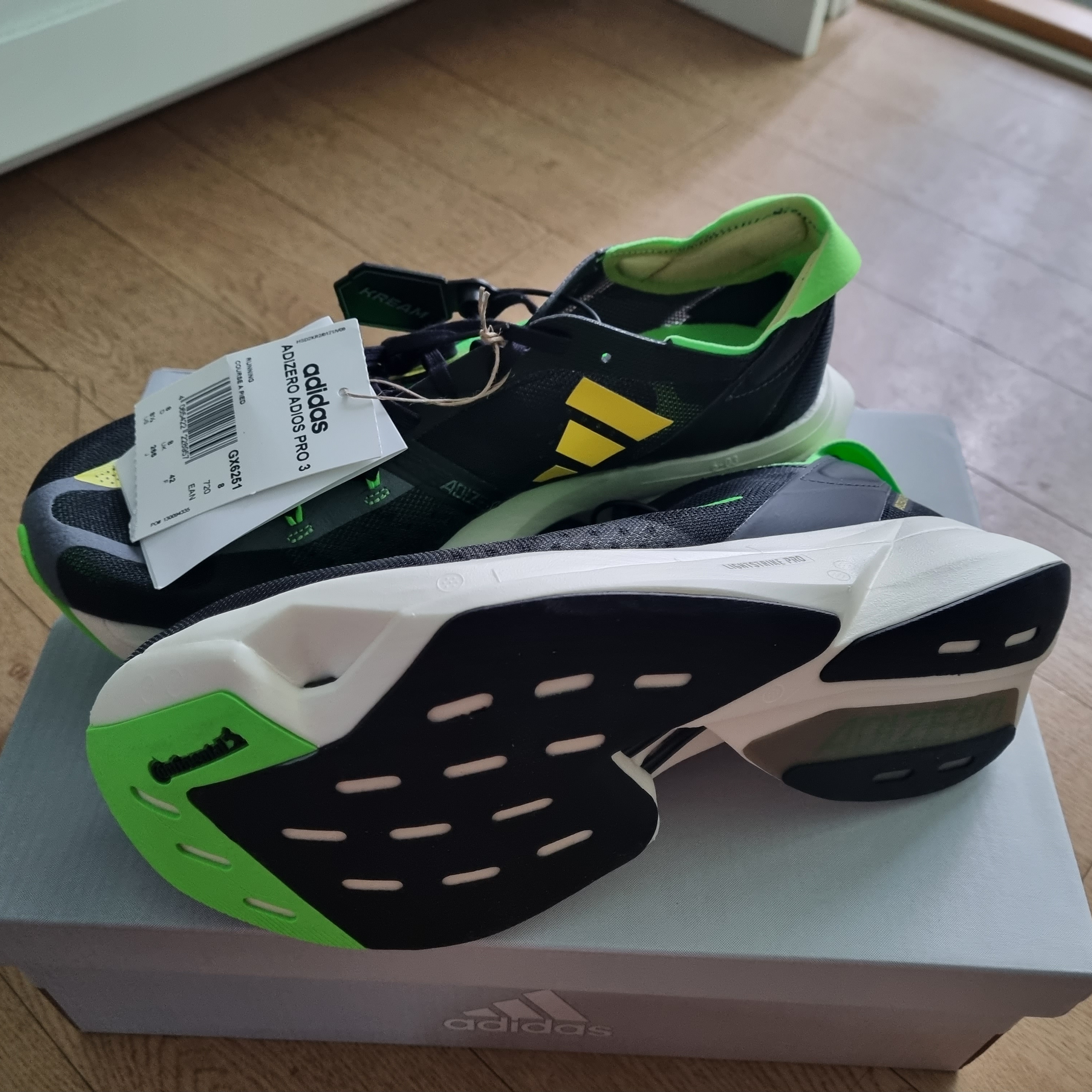 Adidas Adizero Adios Pro 3 Core Black Solar Green 착용 스타일