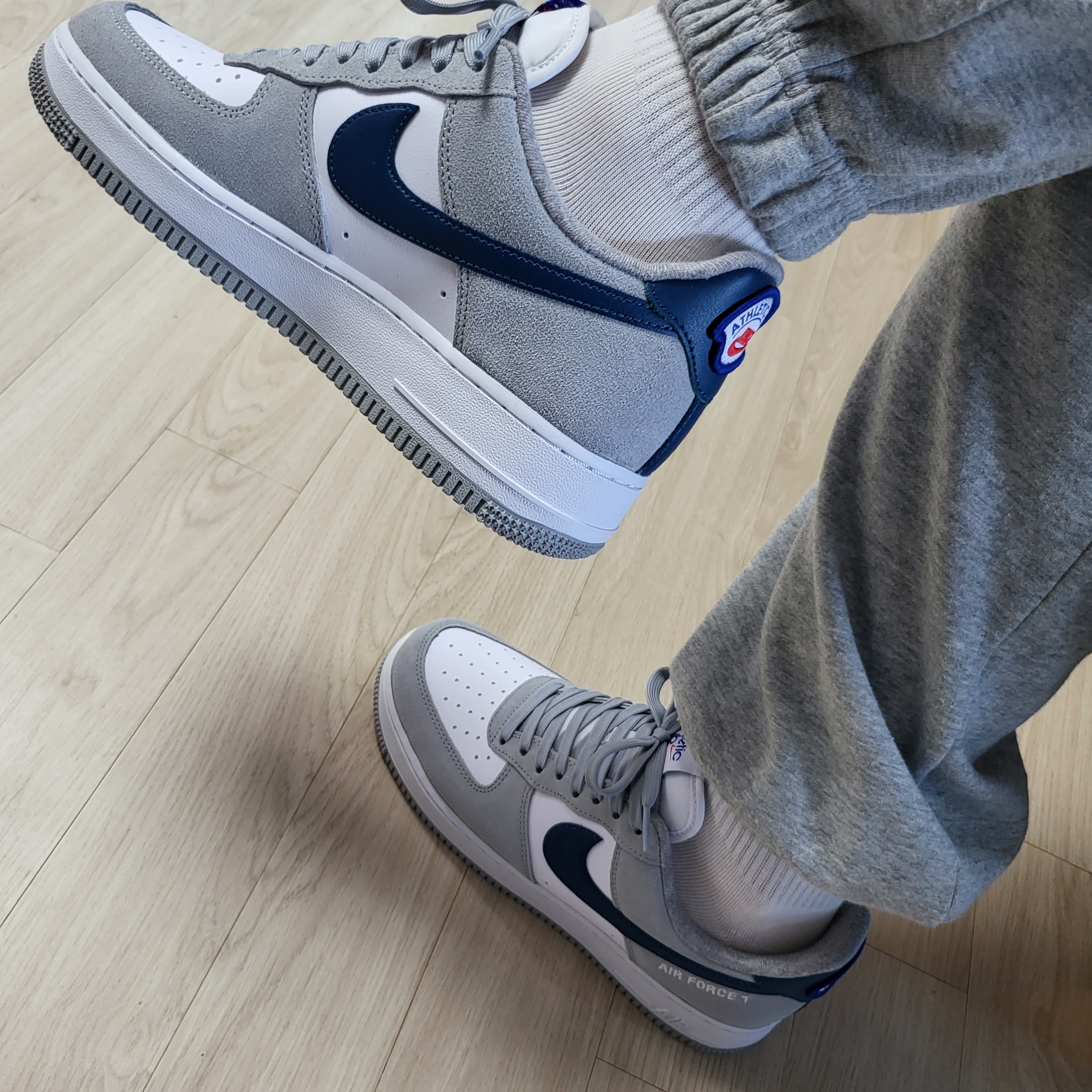 Nike Air Force 1 '07 LV8 Athletic Club Light Smoke Grey Marina 착용 스타일 - 1