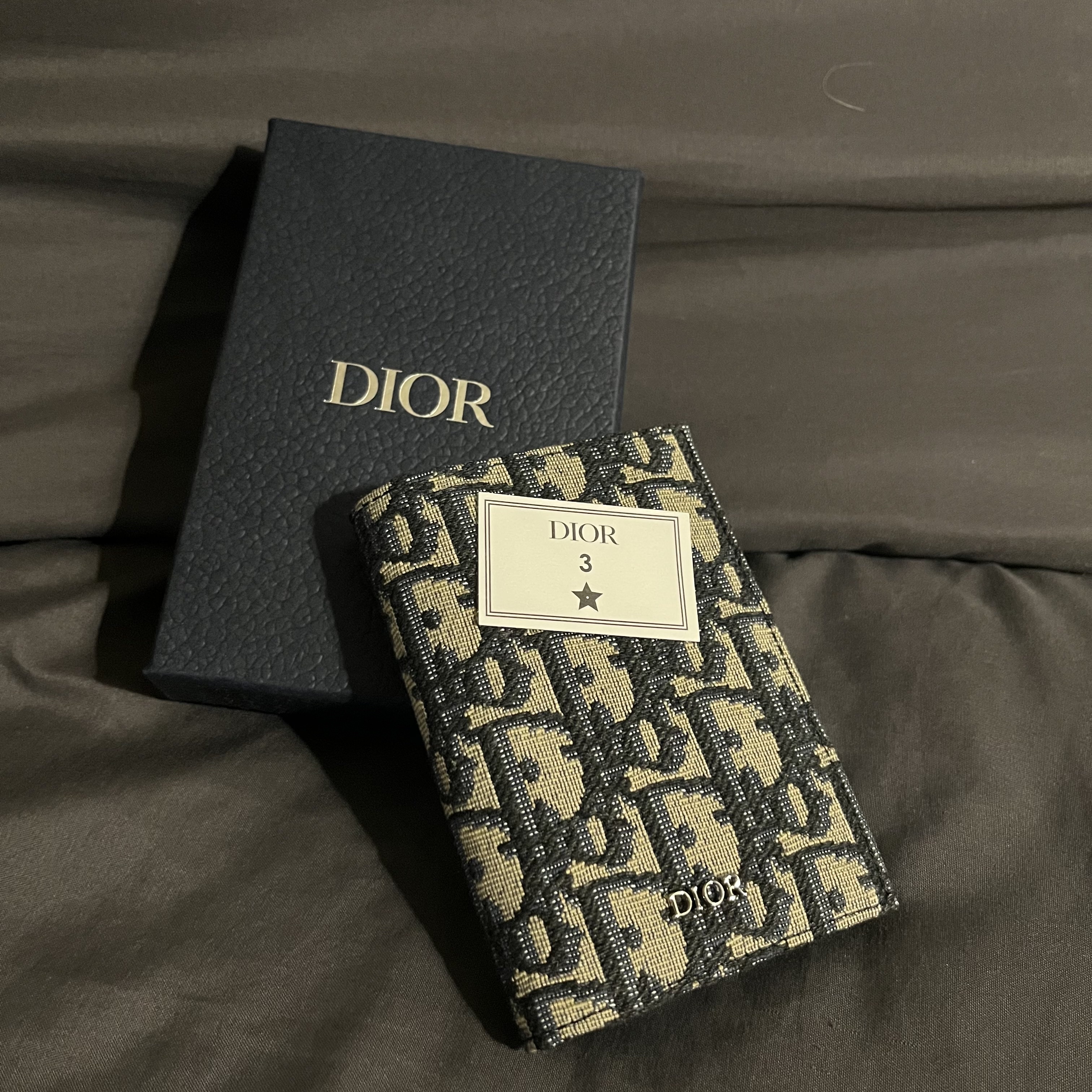 Dior Bi-Fold Card Holder Beige & Black Dior Oblique Jacquard 착용 스타일