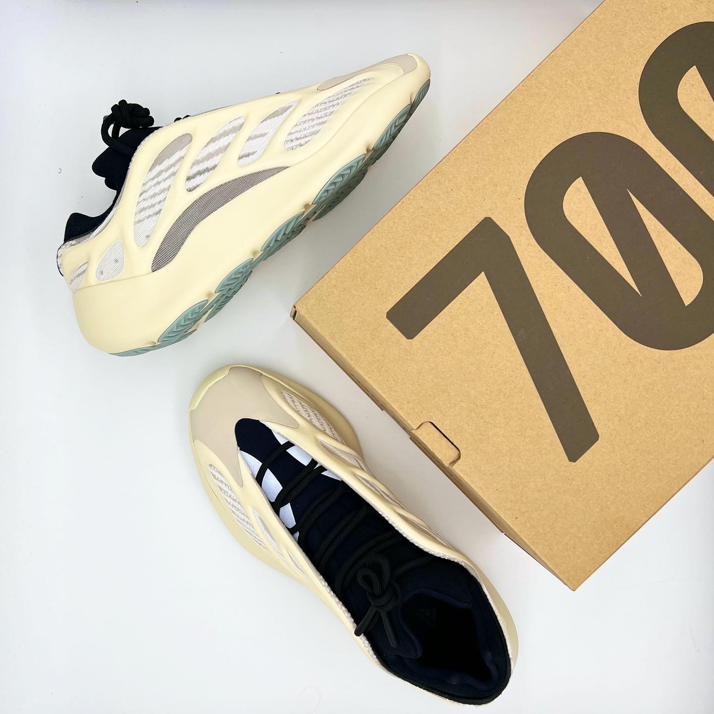 Adidas Yeezy 700 V3 Azael 2022/2023 착용 스타일 - 5