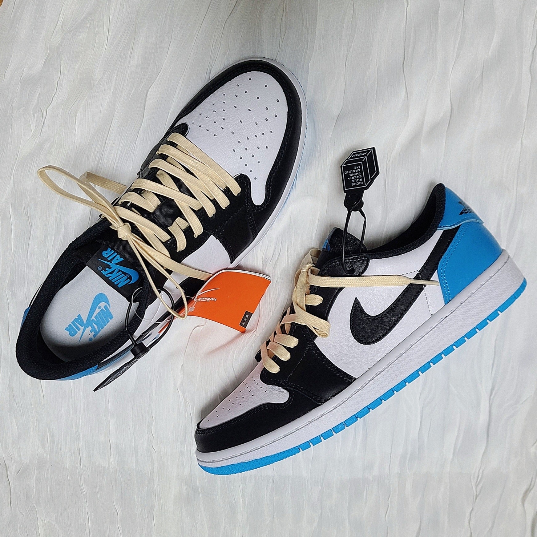 Jordan 1 Retro Low OG Black and Dark Powder Blue 착용 스타일