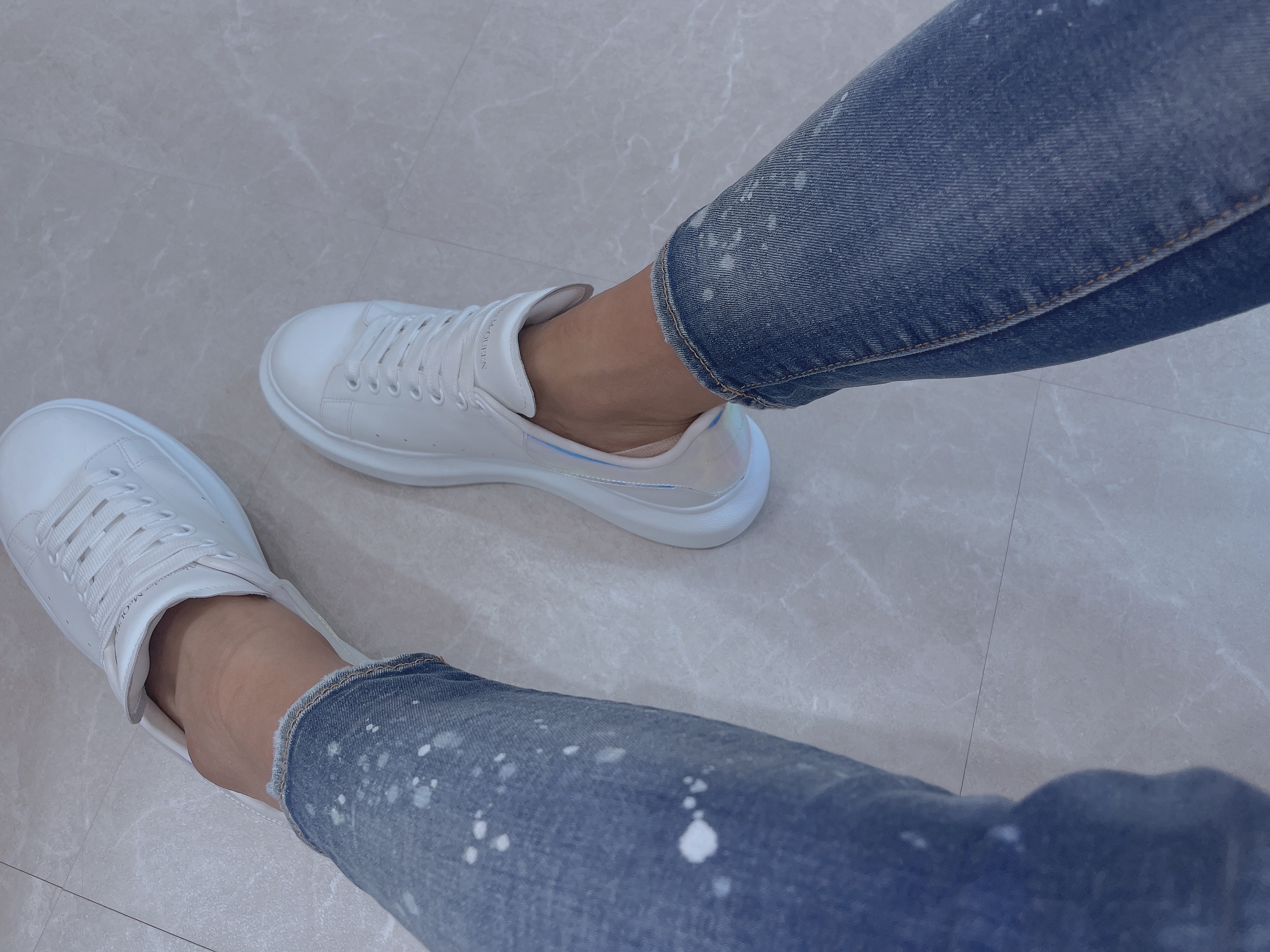 Alexander McQueen Oversized Sneakers White Shock Pink 착용 스타일 - 1