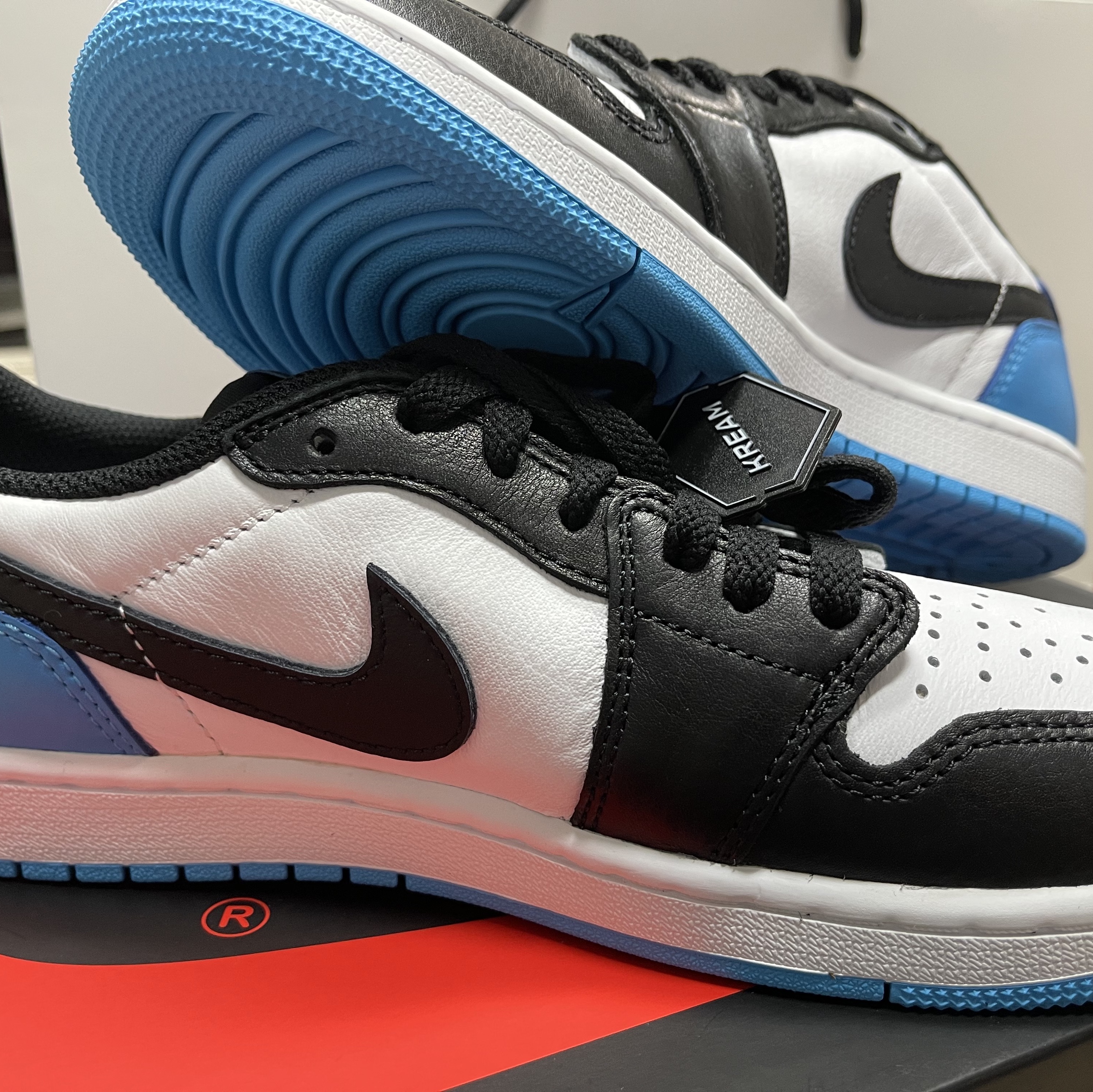 Jordan 1 Retro Low OG Black and Dark Powder Blue 착용 스타일 - 3