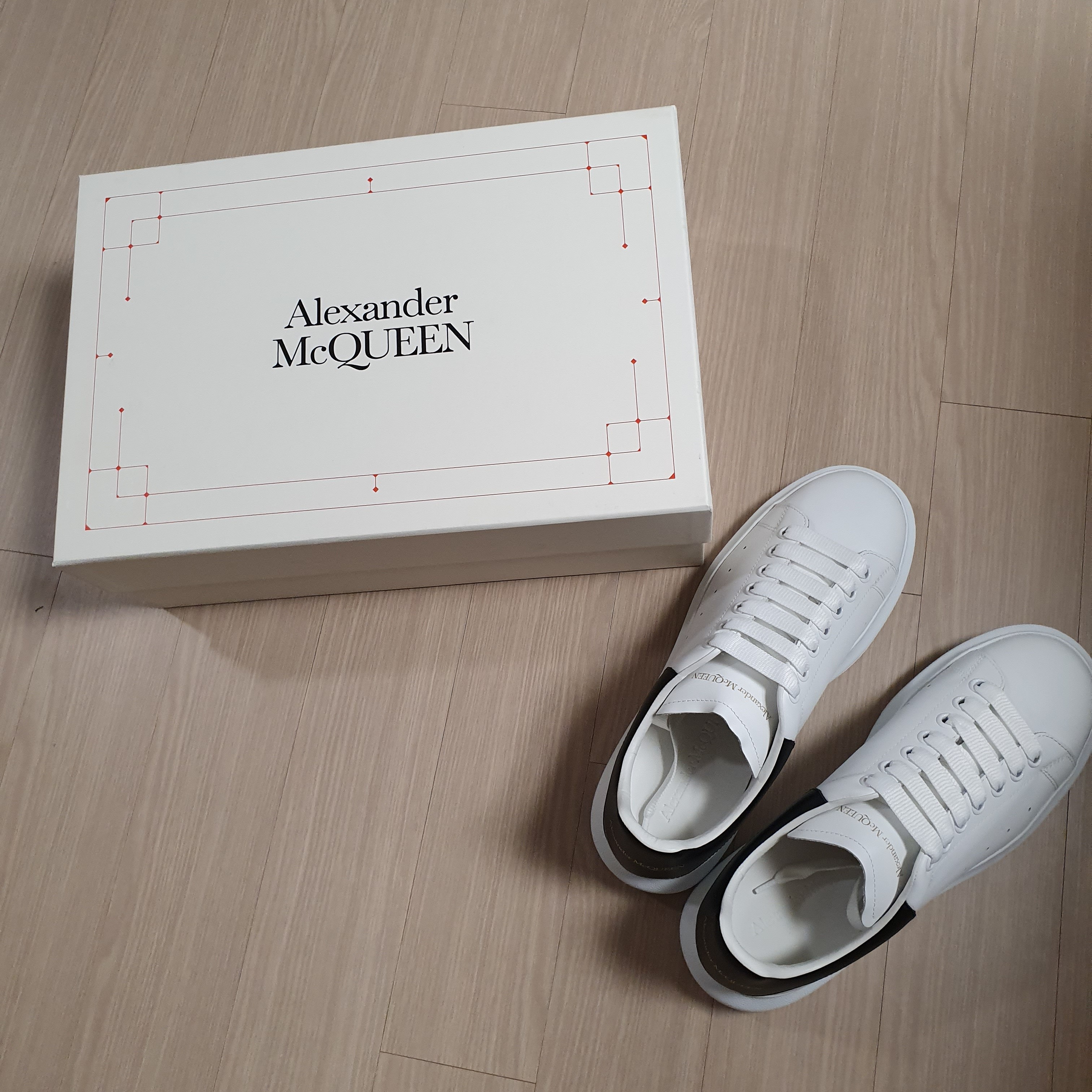 Alexander McQueen Oversized Sneakers White Black 착용 스타일