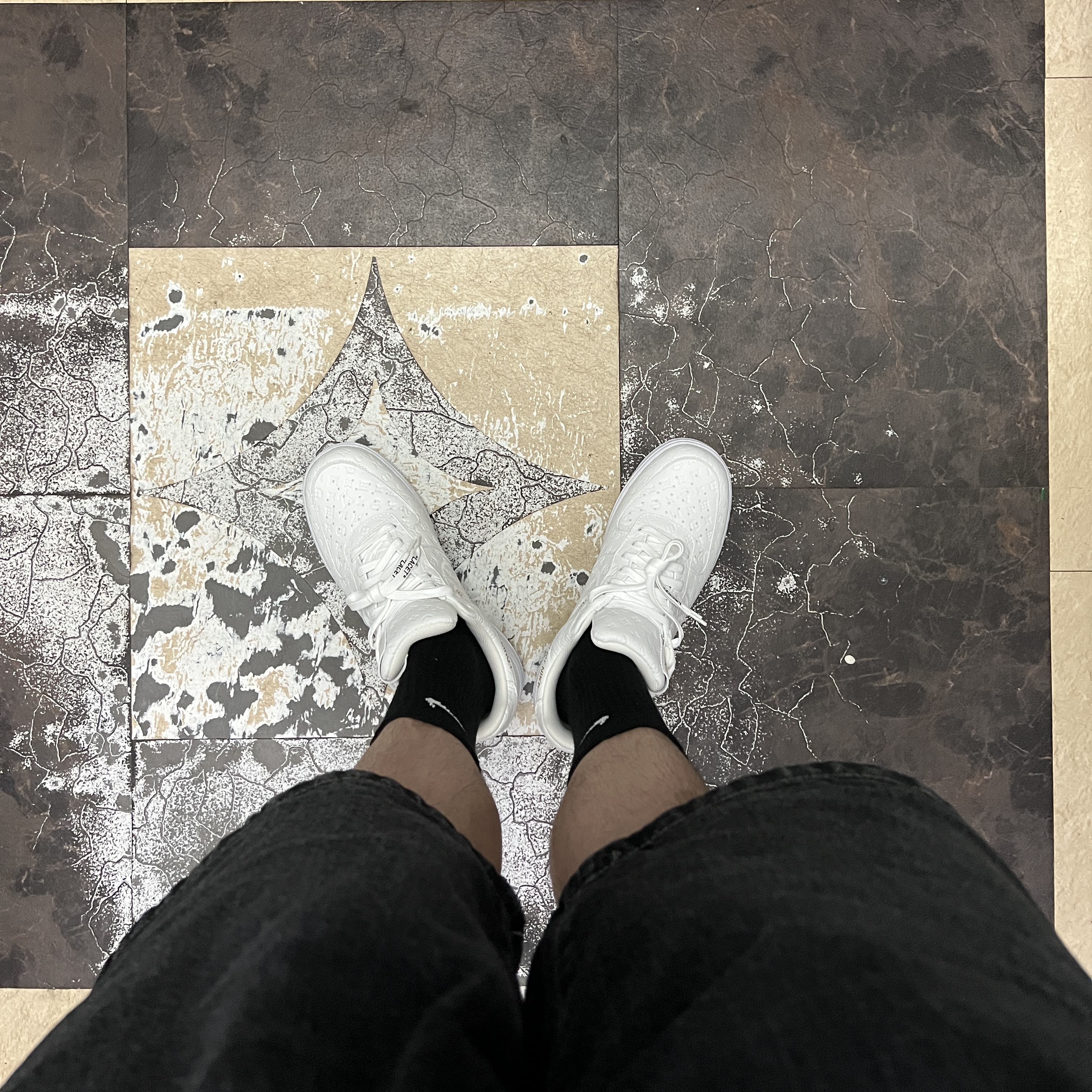 Louis Vuitton x Nike Air Force 1 Low by Virgil Abloh White 착용 스타일 - 3