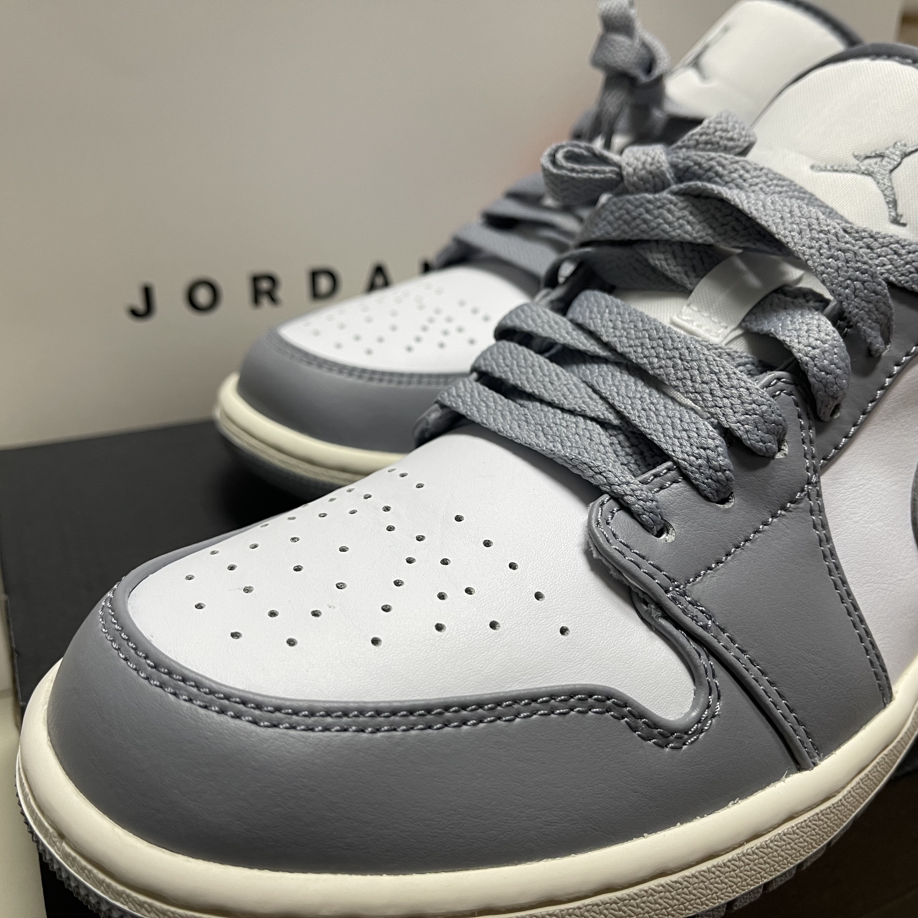 Jordan 1 Low Stealth and White 착용 스타일 - 1