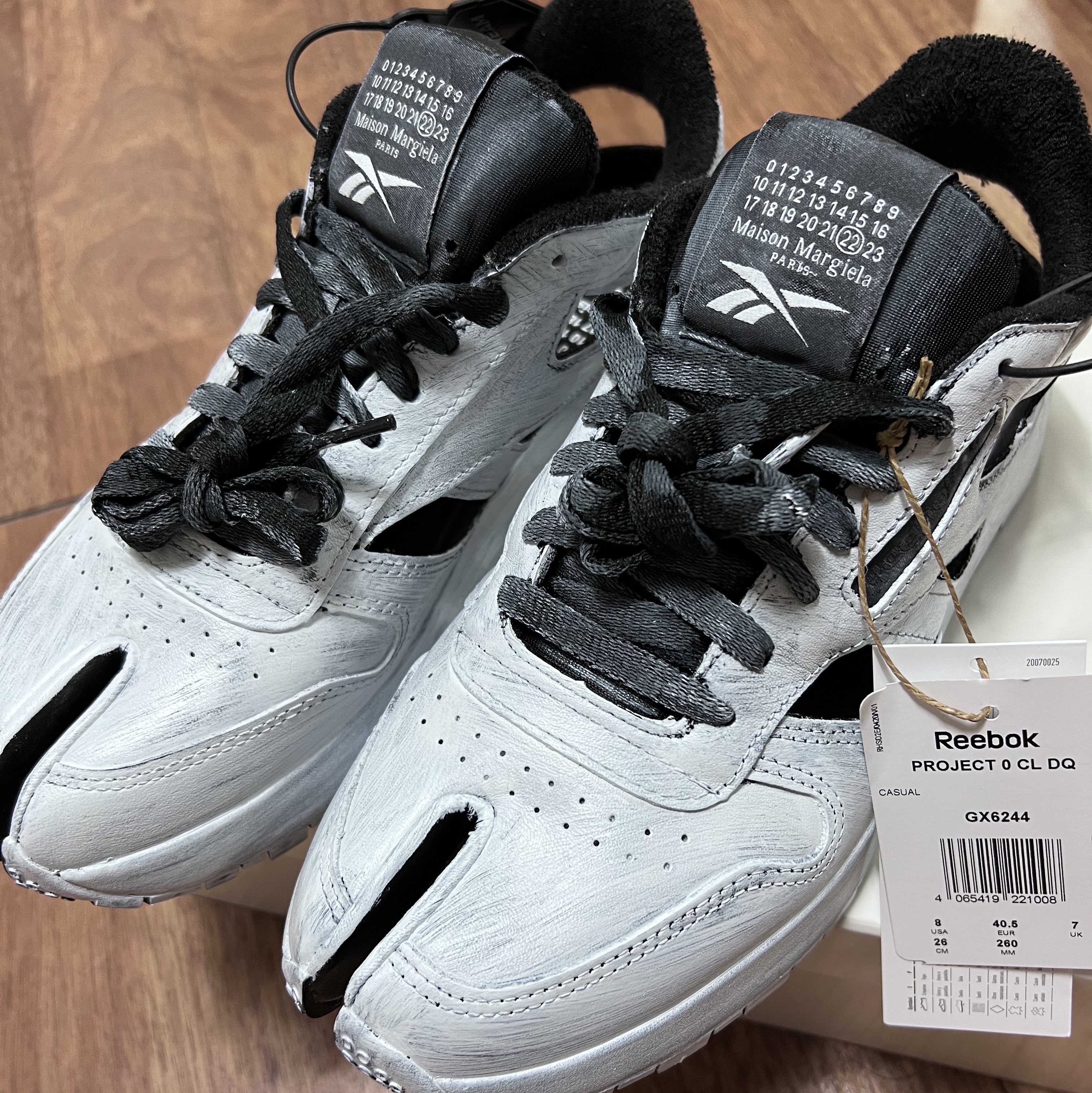 Reebok x Maison Margiela Classic Leather Decortique Tabi Shoes Bianchetto 착용 스타일 - 2