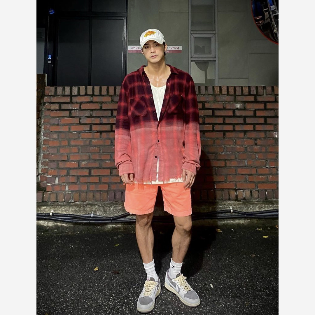 Jordan 1 x Travis Scott Retro Low OG SP Sail and Ridgerock 착용 스타일 - 3