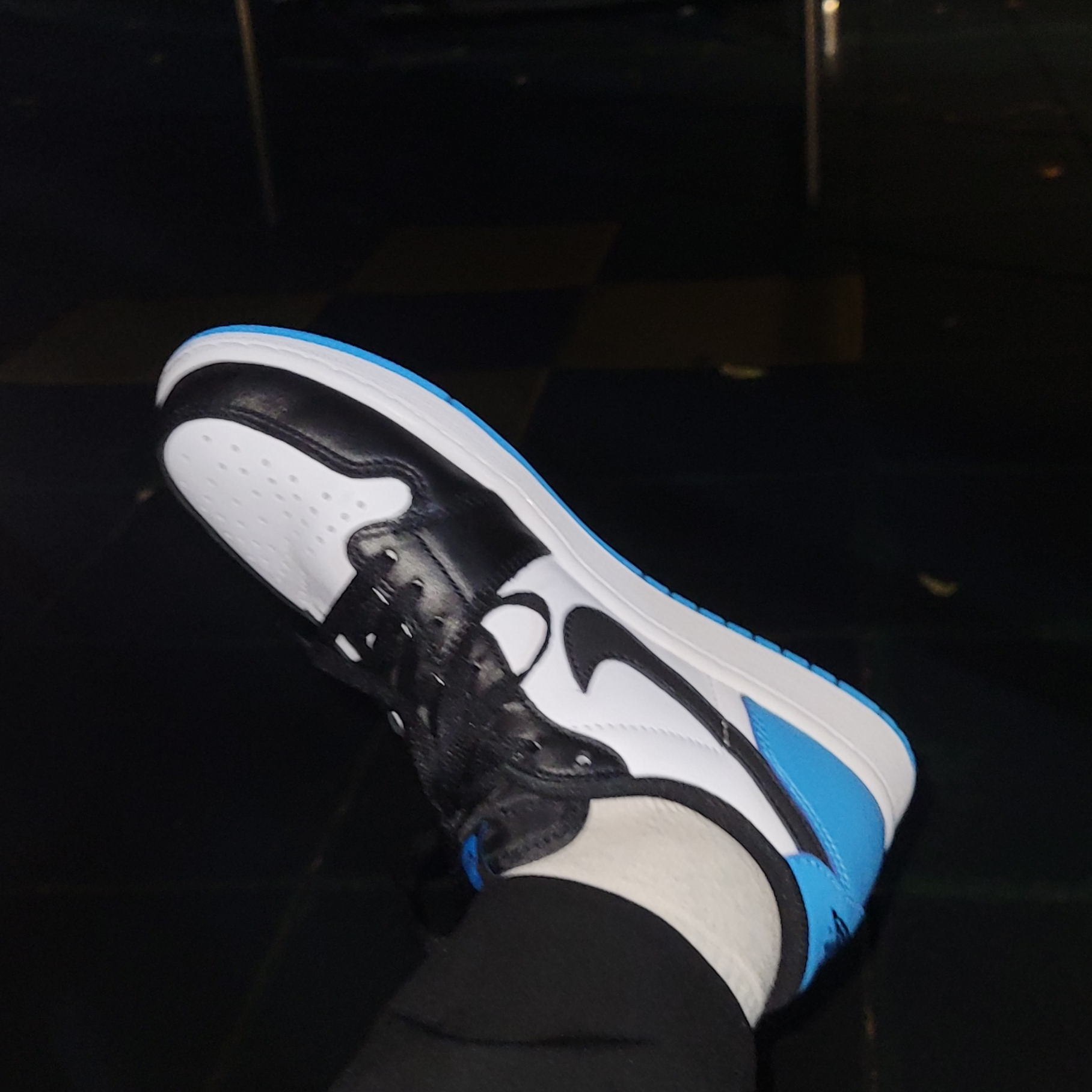 Jordan 1 Retro Low OG Black and Dark Powder Blue 착용 스타일 - 2