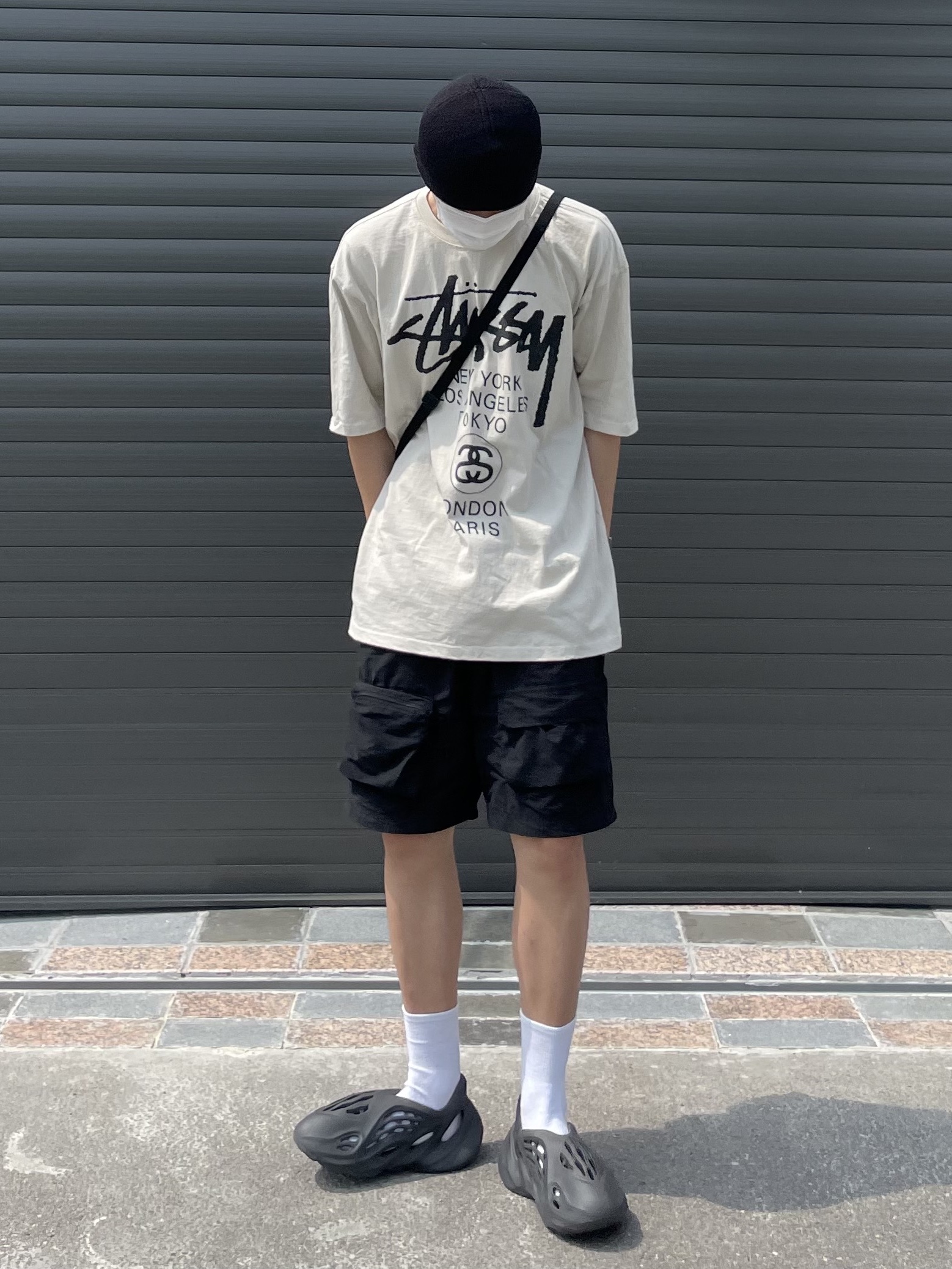 Adidas Yeezy Foam RNNR Onyx, Stussy World Tour T-Shirt Smoke 착용 스타일