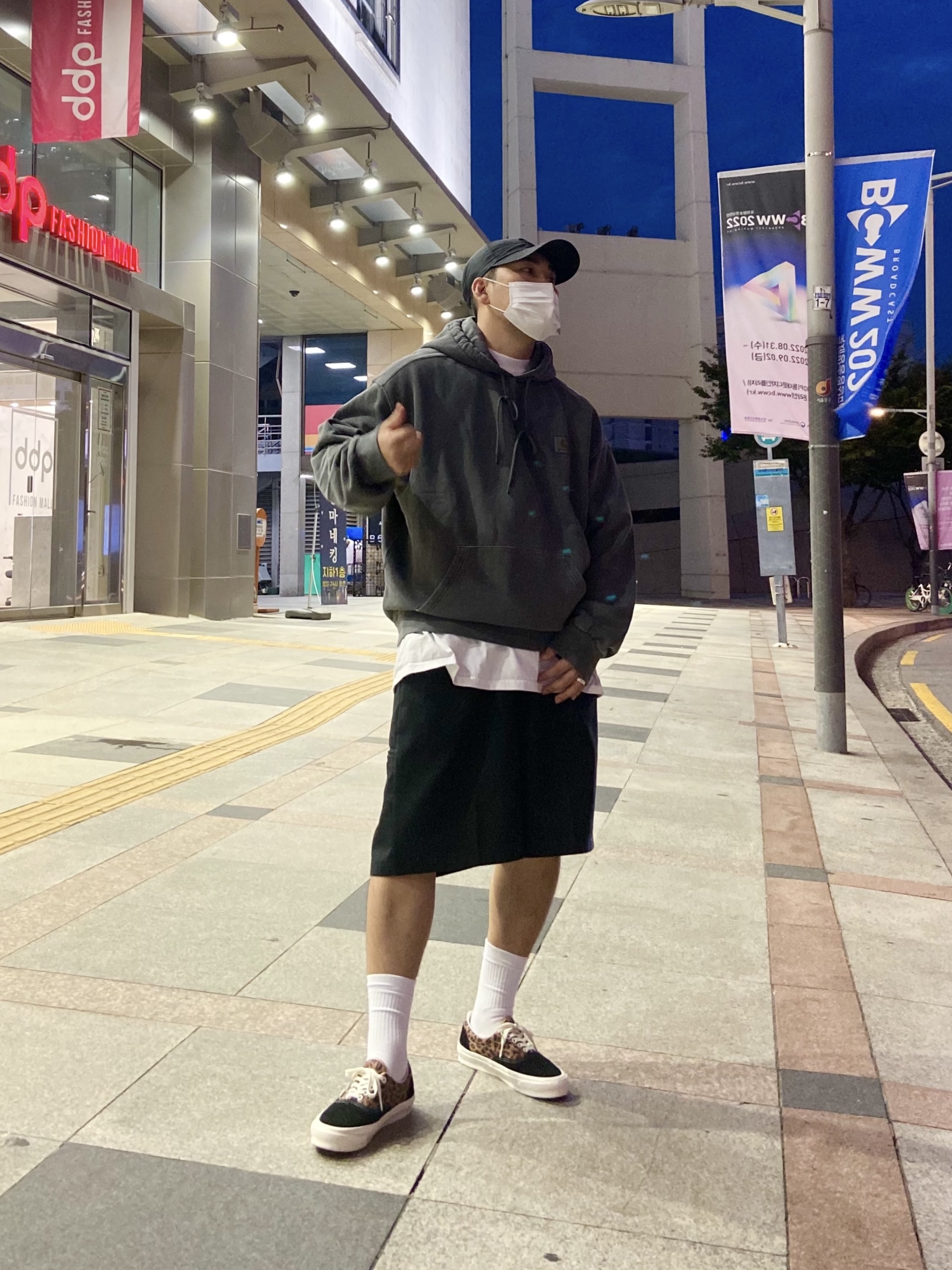 Vans Vault OG Era LX Black Leopard, Dickies Loose Fit 13 Inch Flat Front Work Shorts Black 착용 스타일