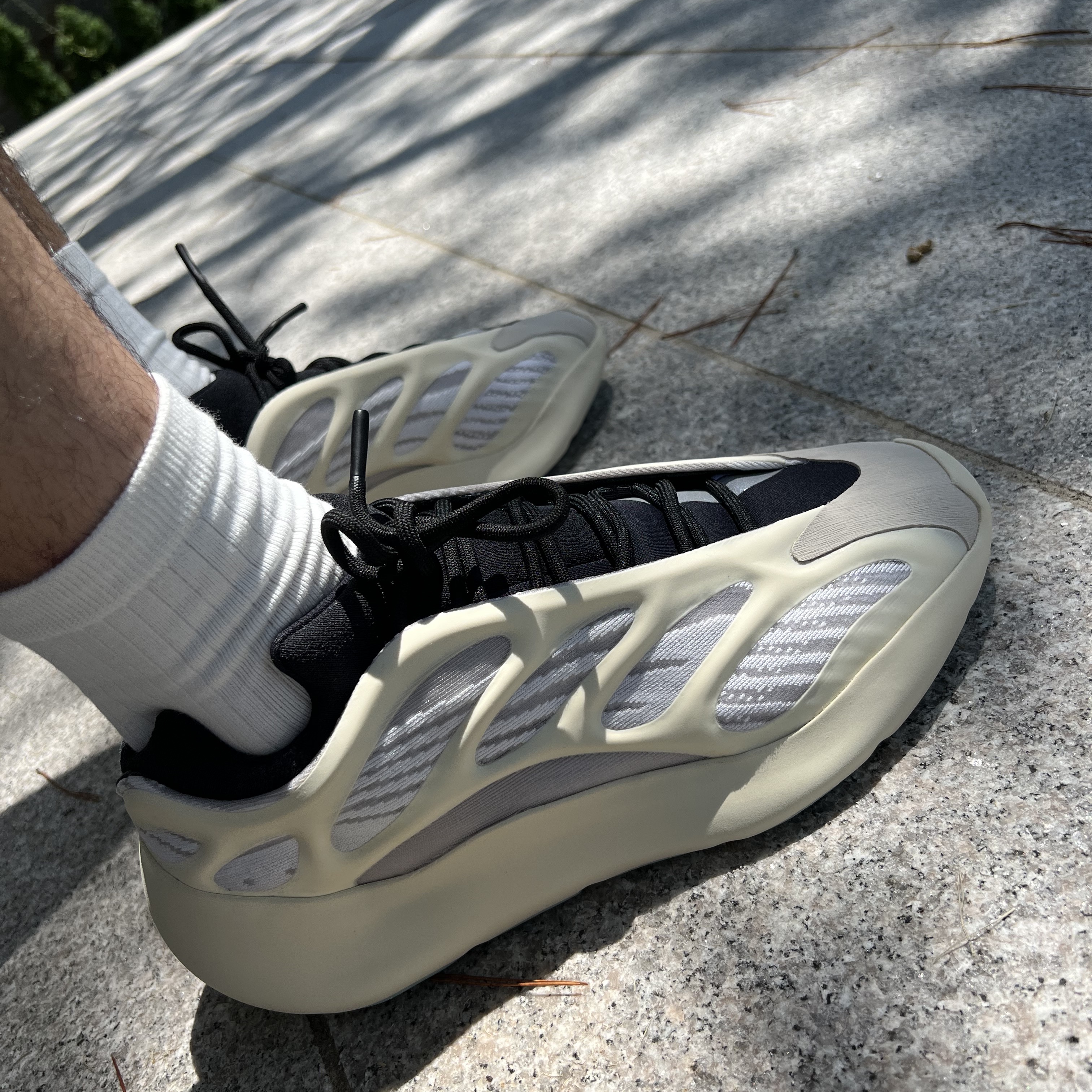 Adidas Yeezy 700 V3 Azael 2022/2023 착용 스타일 - 2