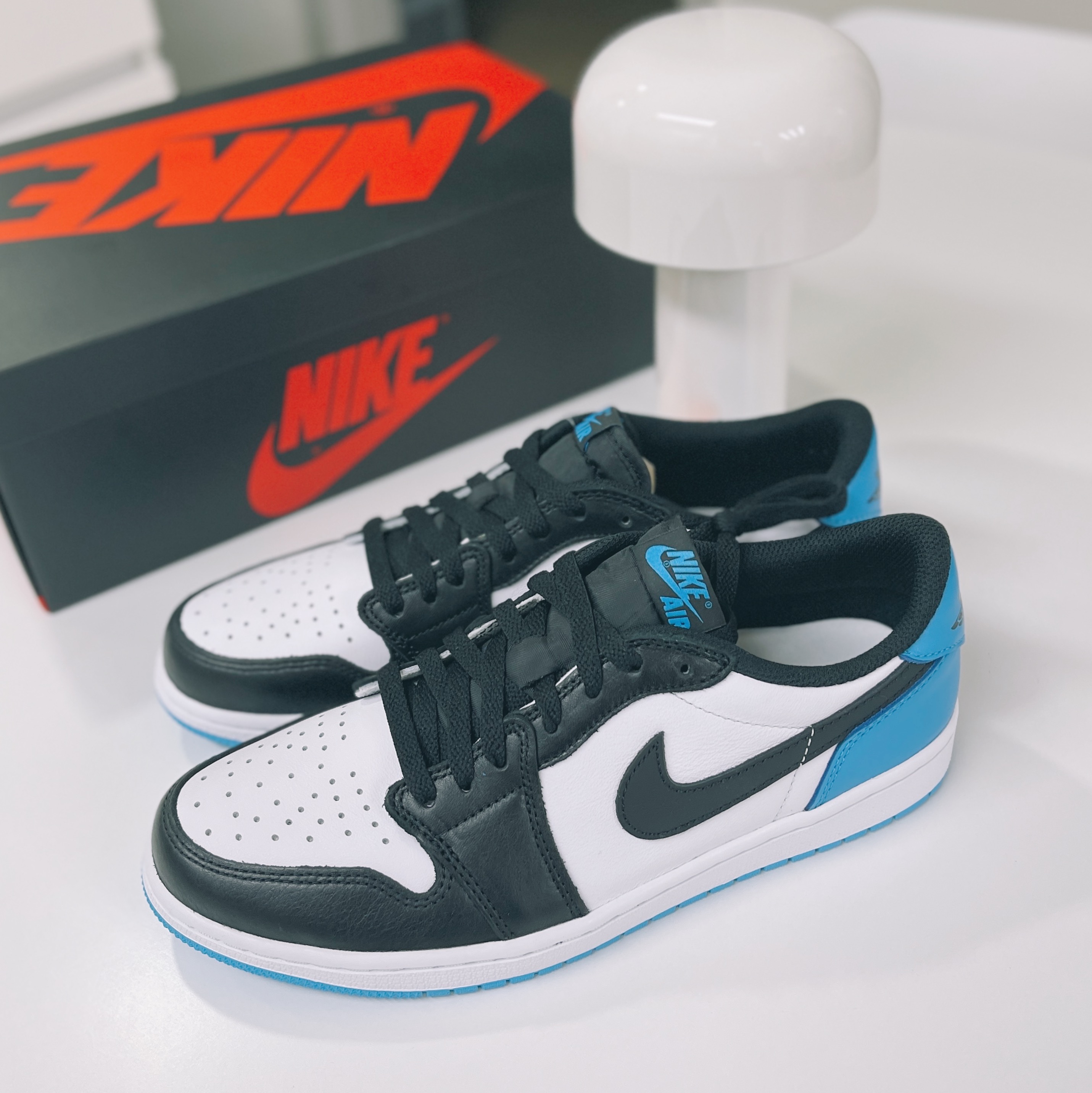 Jordan 1 Retro Low OG Black and Dark Powder Blue 착용 스타일