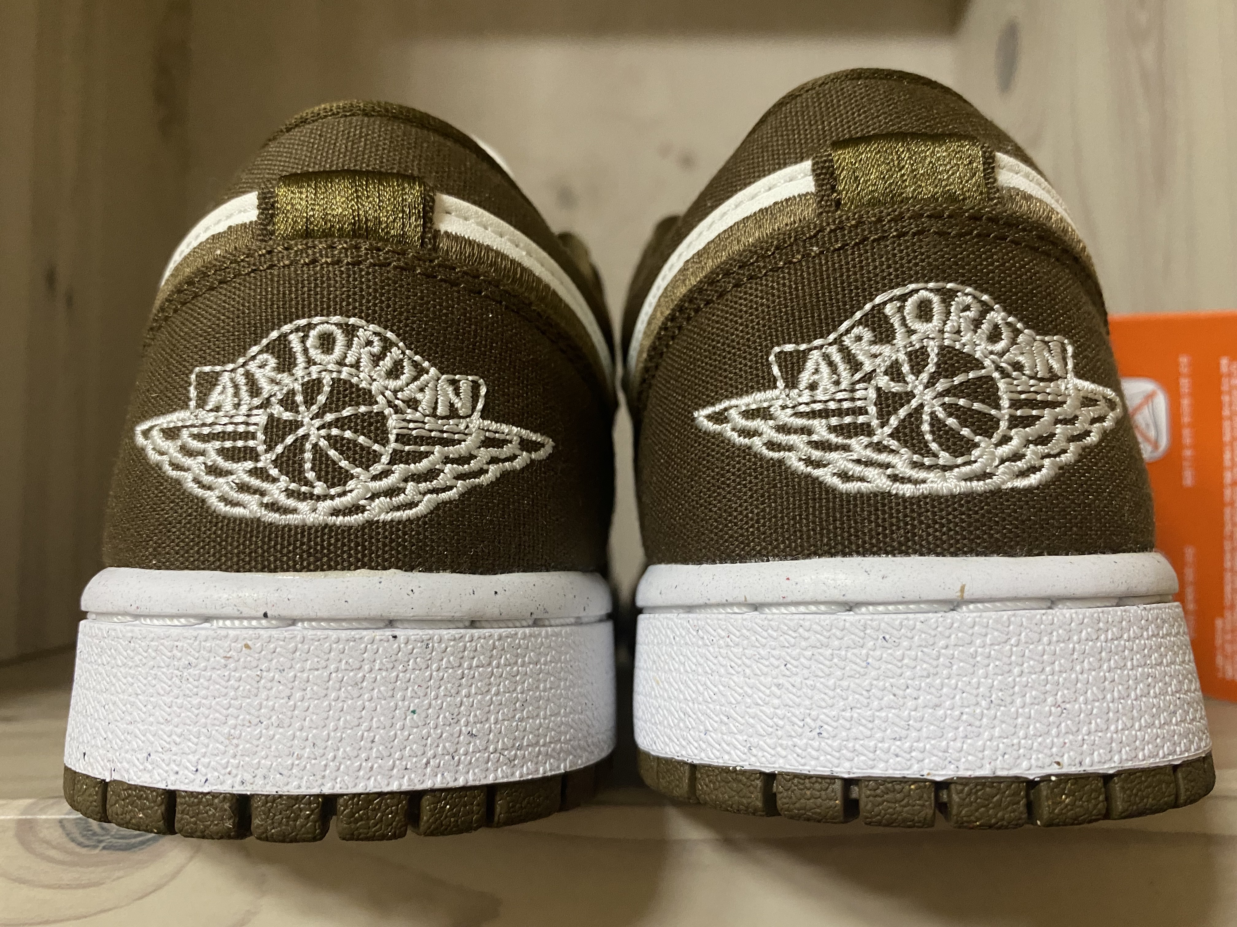 (W) Jordan 1 Low SE Light Olive 착용 스타일 - 3
