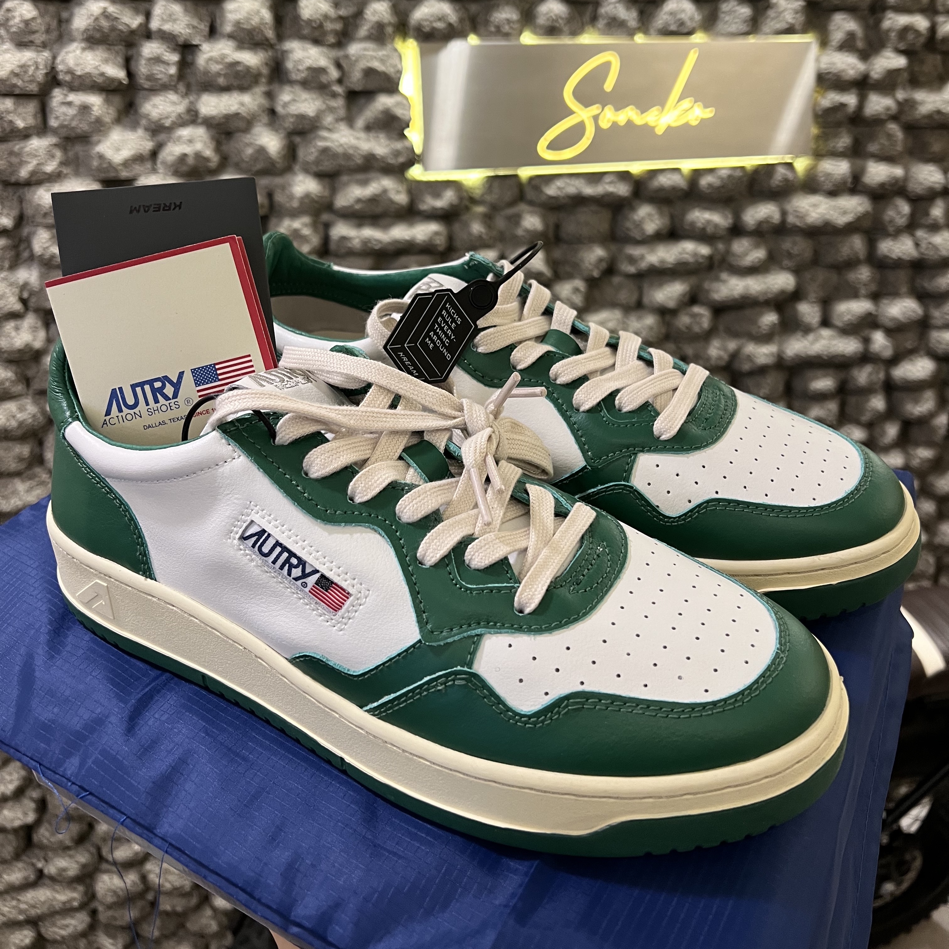 Autry Medalist Low Leather Sneakers Green White 착용 스타일