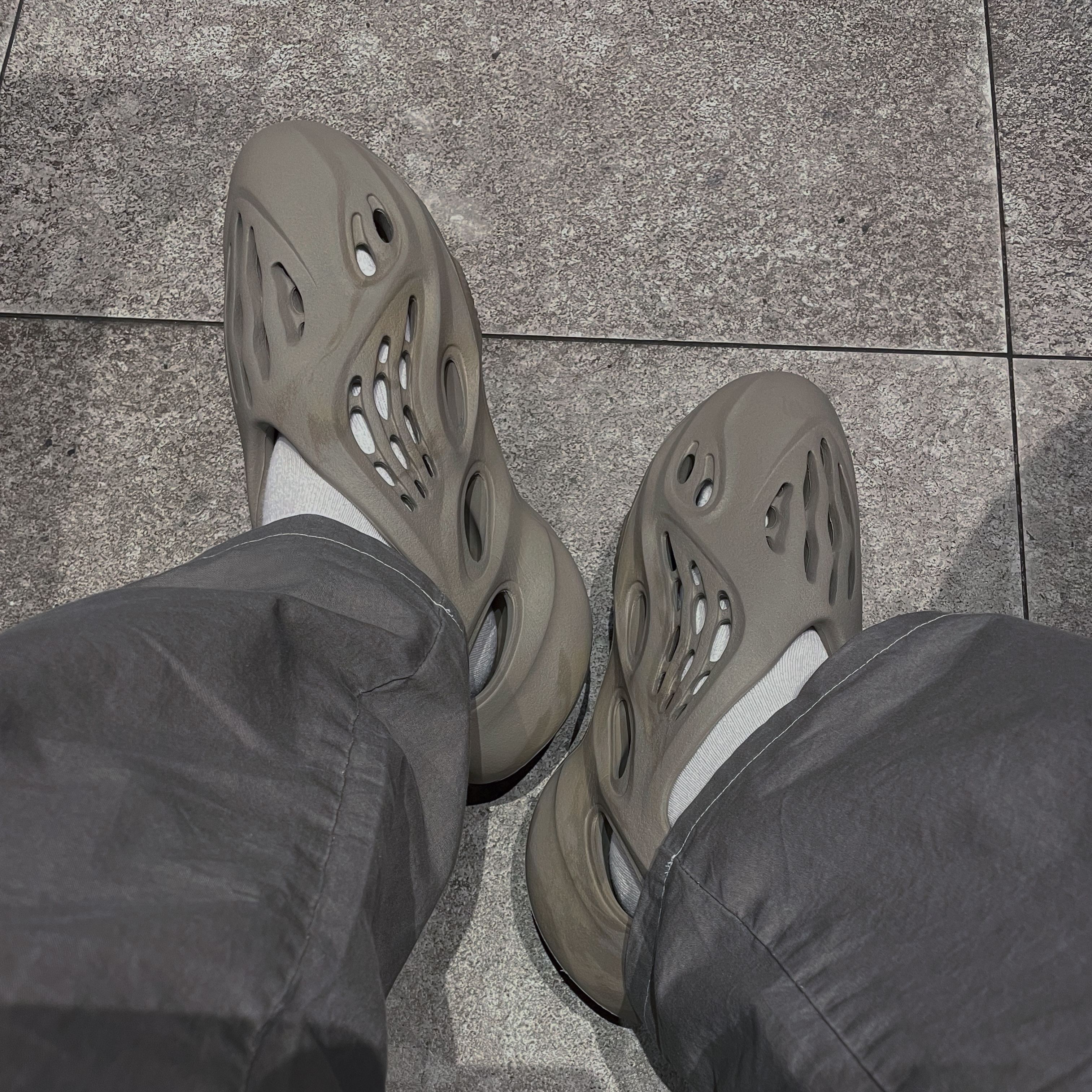Adidas Yeezy Foam RNNR Stone Sage 착용 스타일