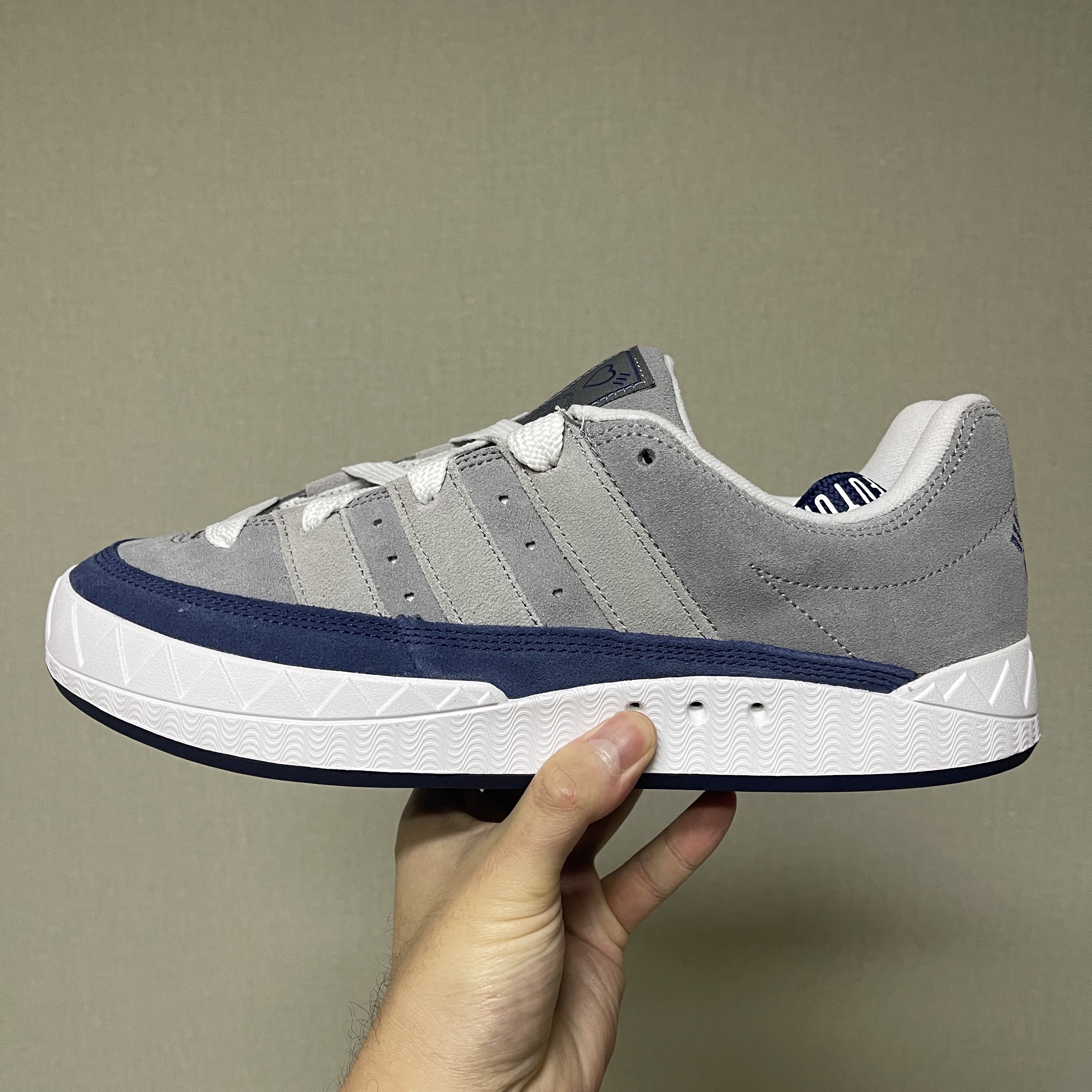 Adidas x Human Made Adimatic Gray 착용 스타일 - 1