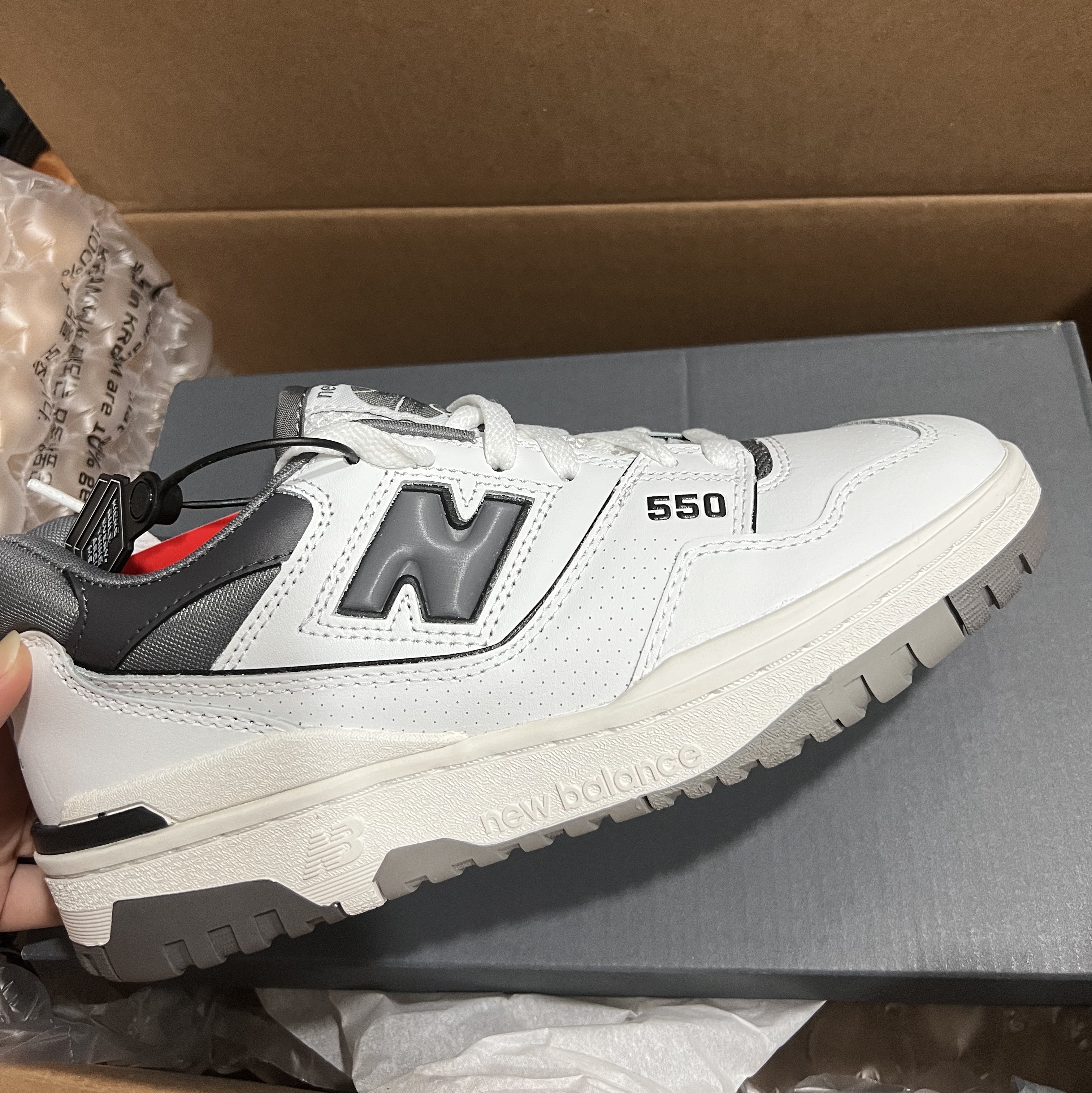 New Balance 550 White Grey Dark Grey - 2E Wide 착용 스타일