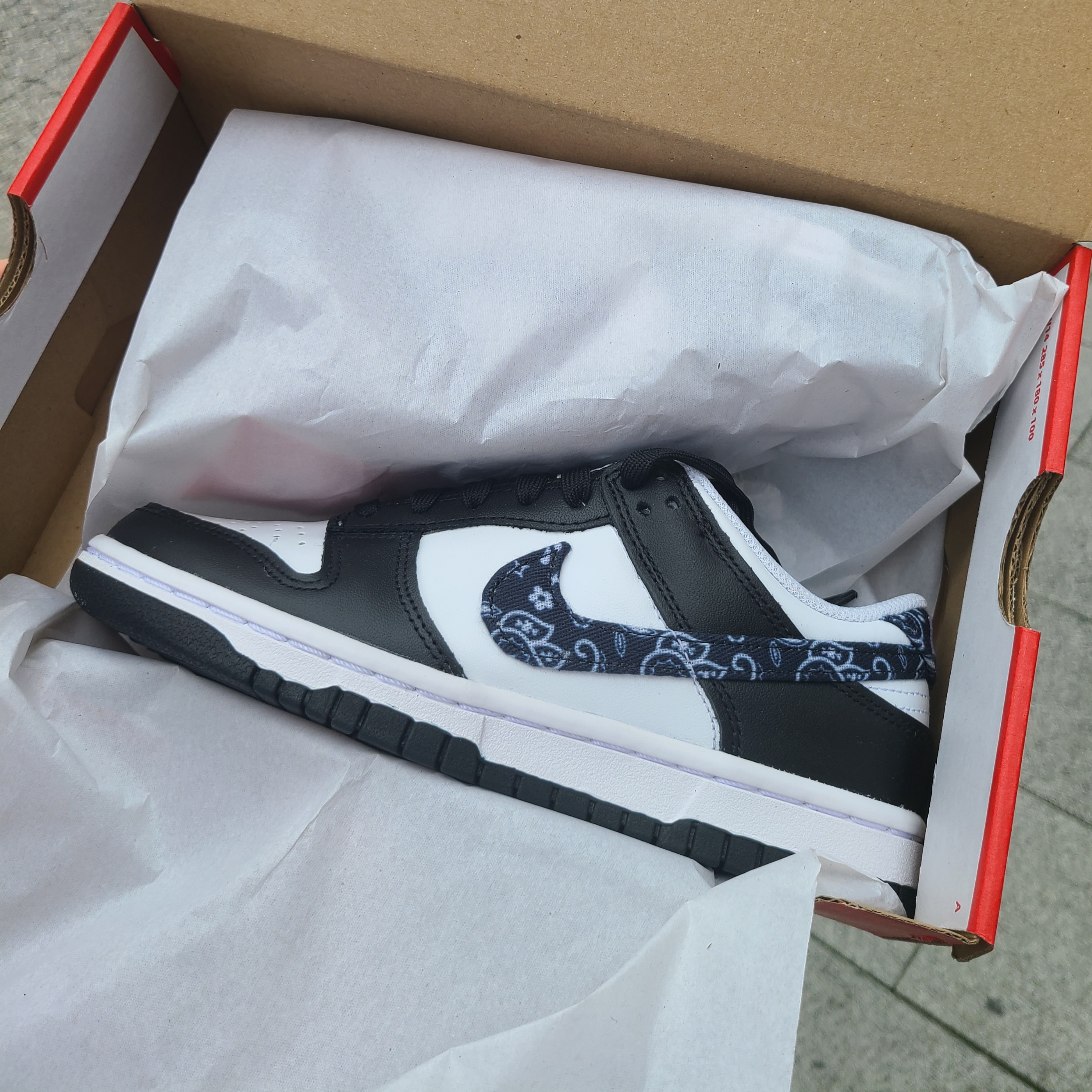 (W) Nike Dunk Low Essential Black Paisley 착용 스타일
