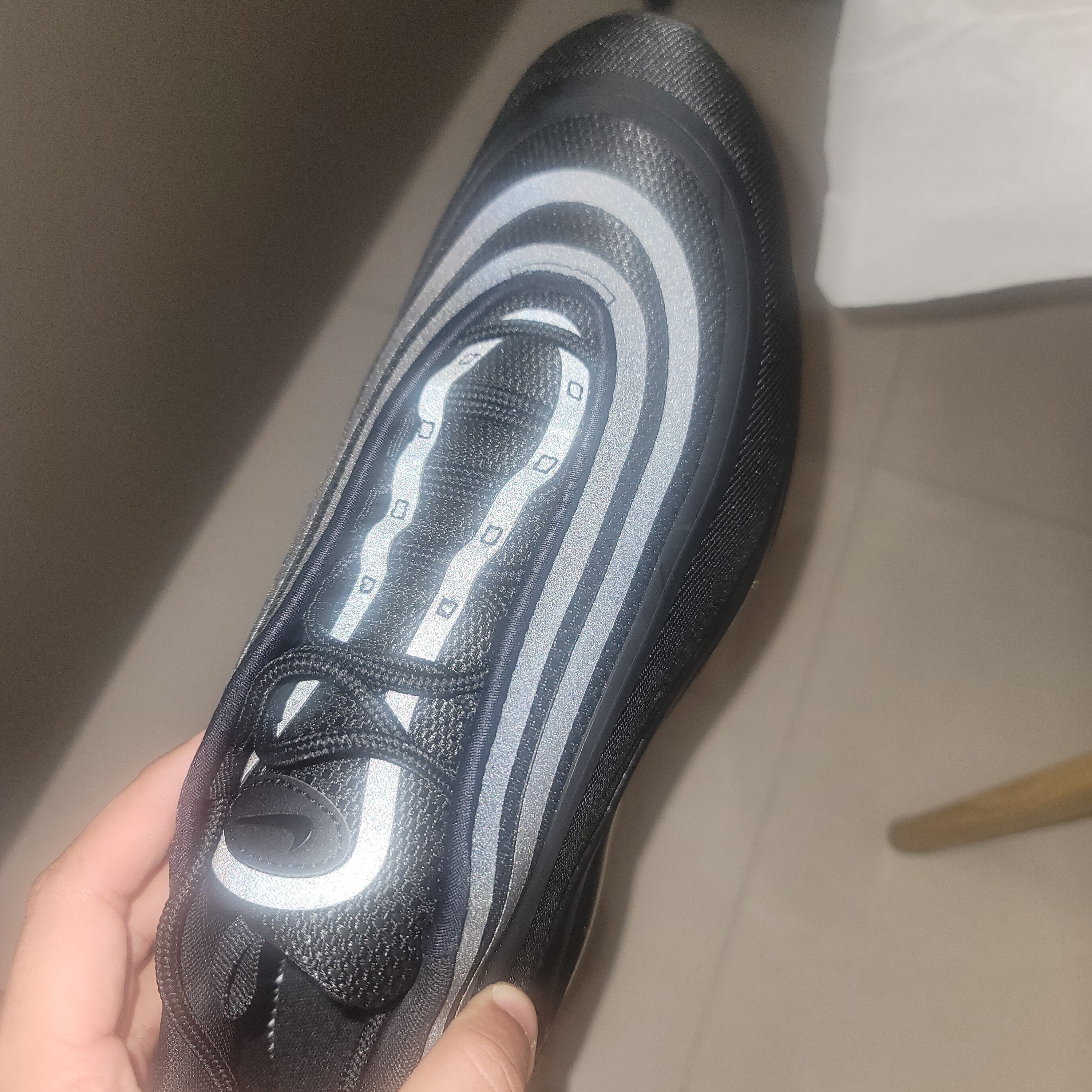 Nike Air Max 97 Ultra 17 Triple Black 착용 스타일 - 4