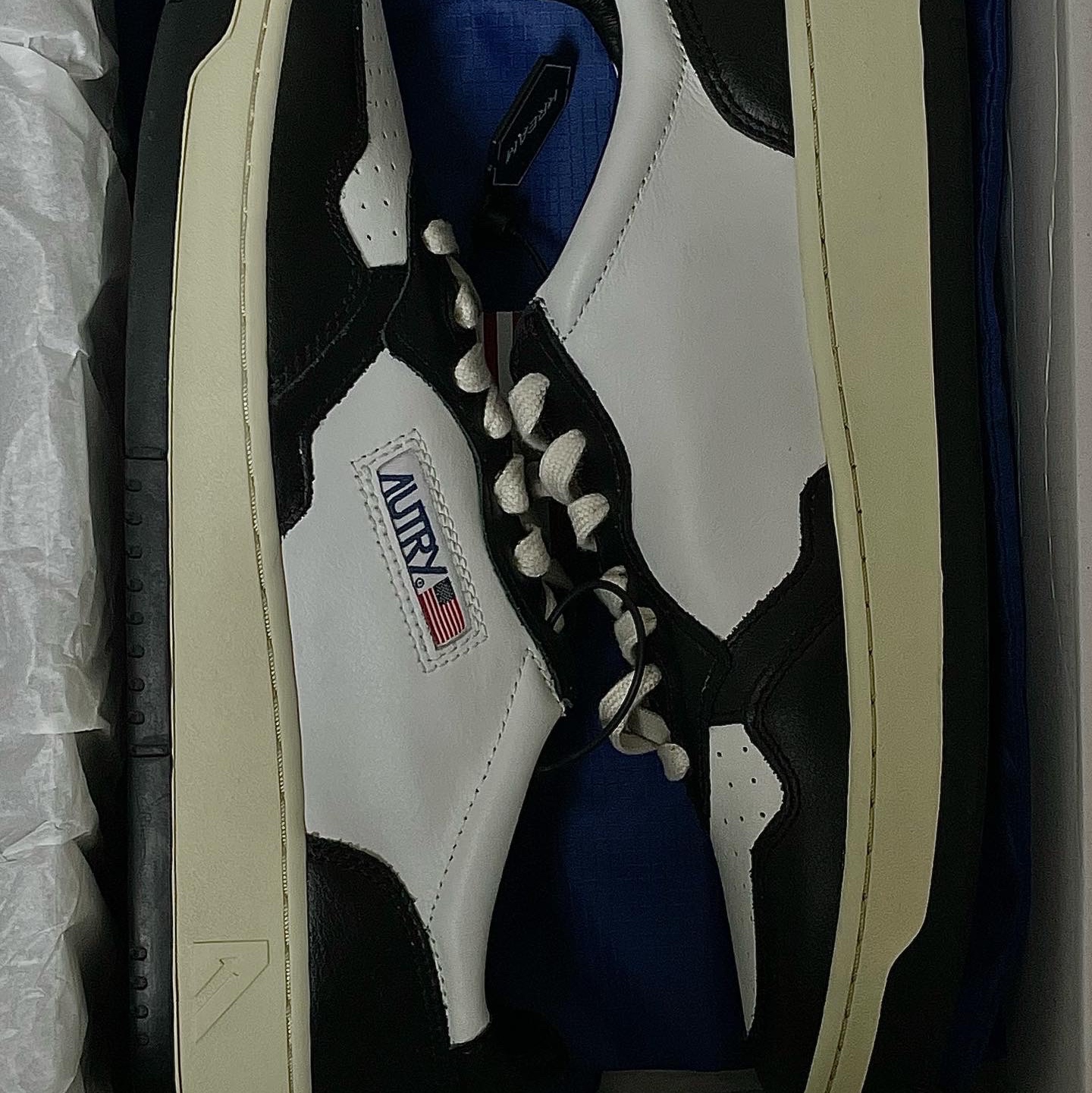 Autry Medalist Low Leather Sneakers Black White 착용 스타일 - 3