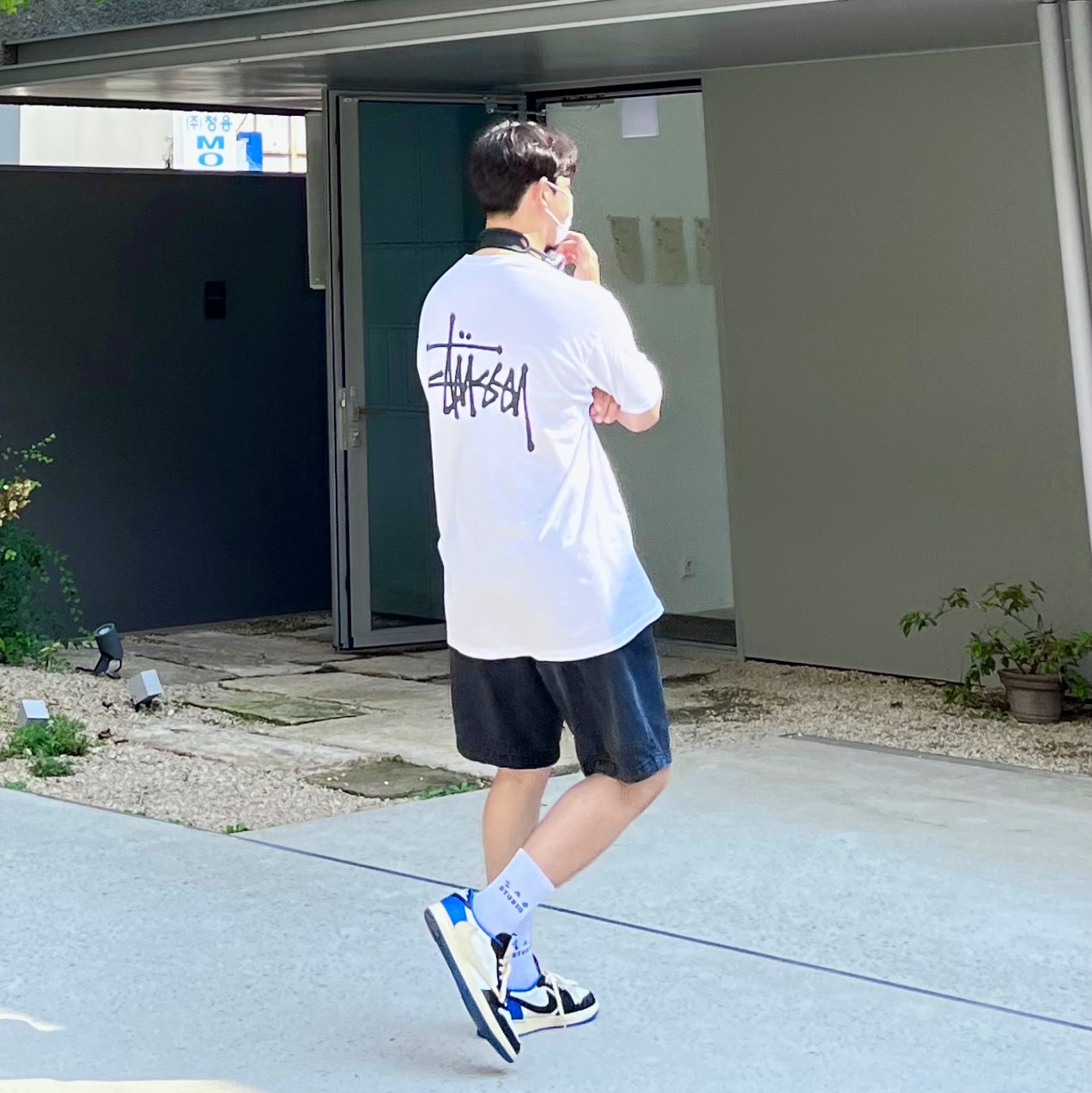 Jordan 1 x Travis Scott x Fragment Retro Low OG SP Military Blue, Stussy Basic Stussy T-Shirt White 2022 착용 스타일