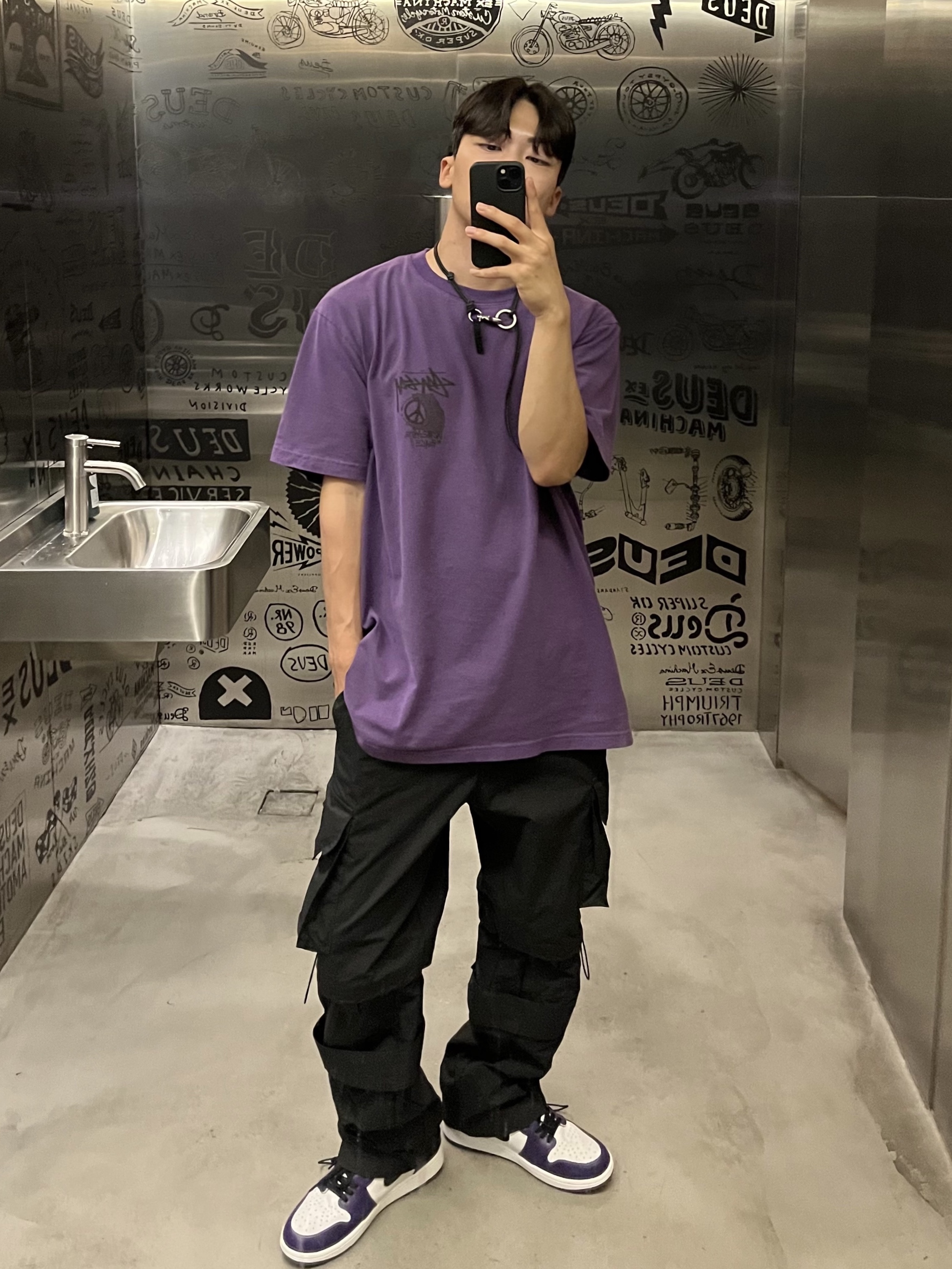 Stussy Peace Hand Pigment dyed T-Shirt Purple, Jordan 1 Retro High OG Court Purple 2020 착용 스타일
