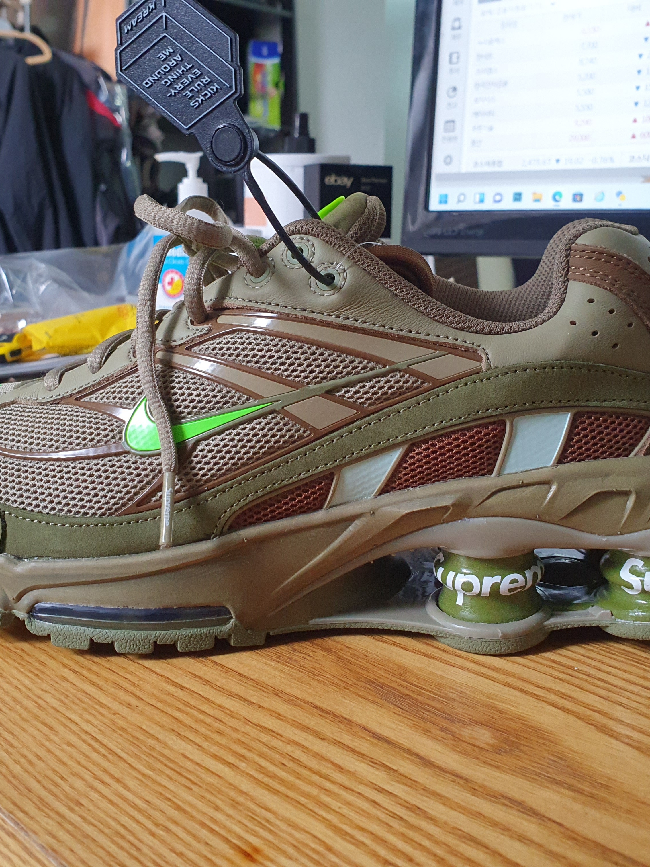 Nike x Supreme Shox Ride 2 SP Neutral Olive 착용 스타일 - 2