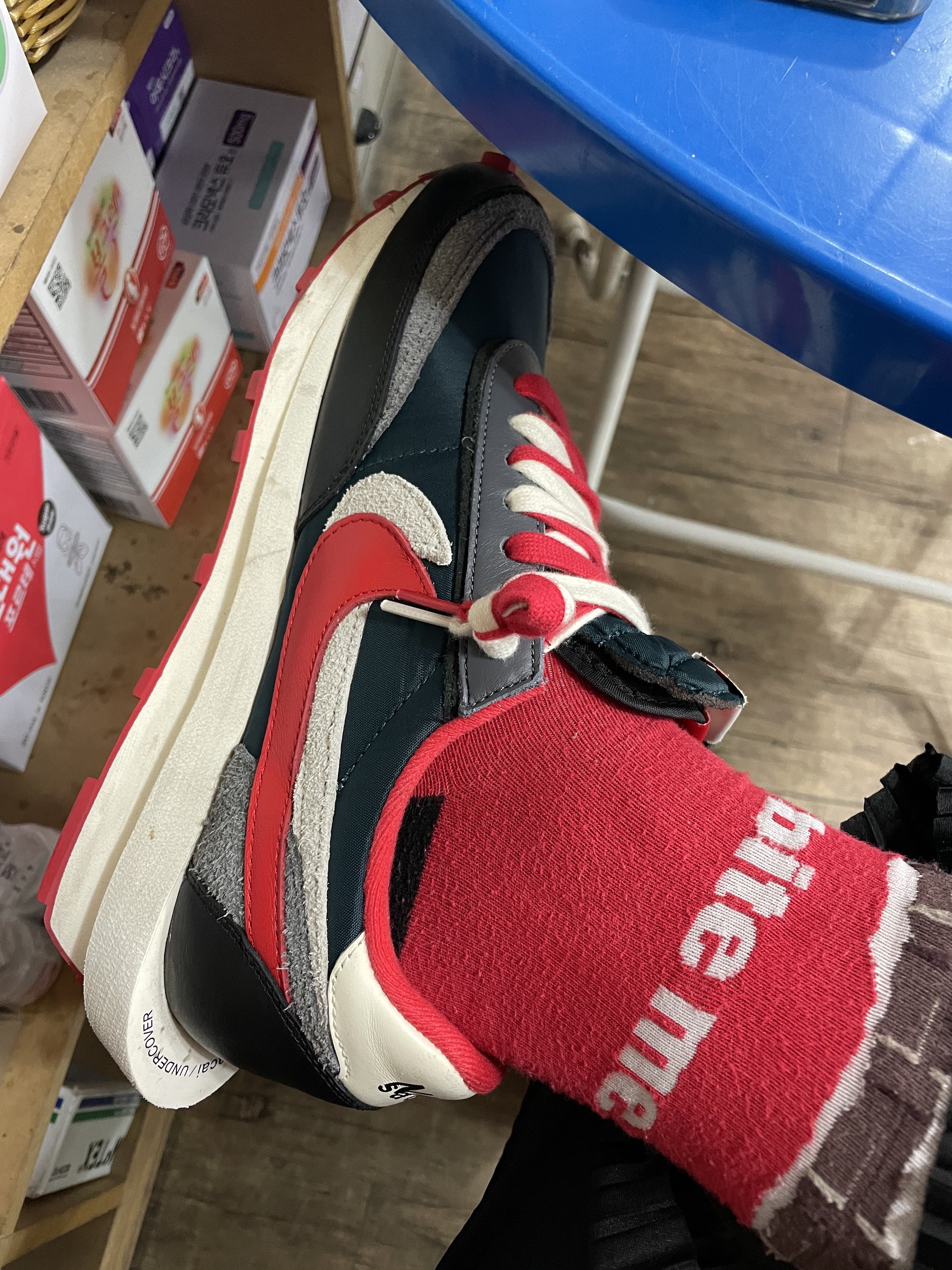 Nike x Sacai x Undercover LDWaffle Midnight Spruce University Red 착용 스타일 - 4