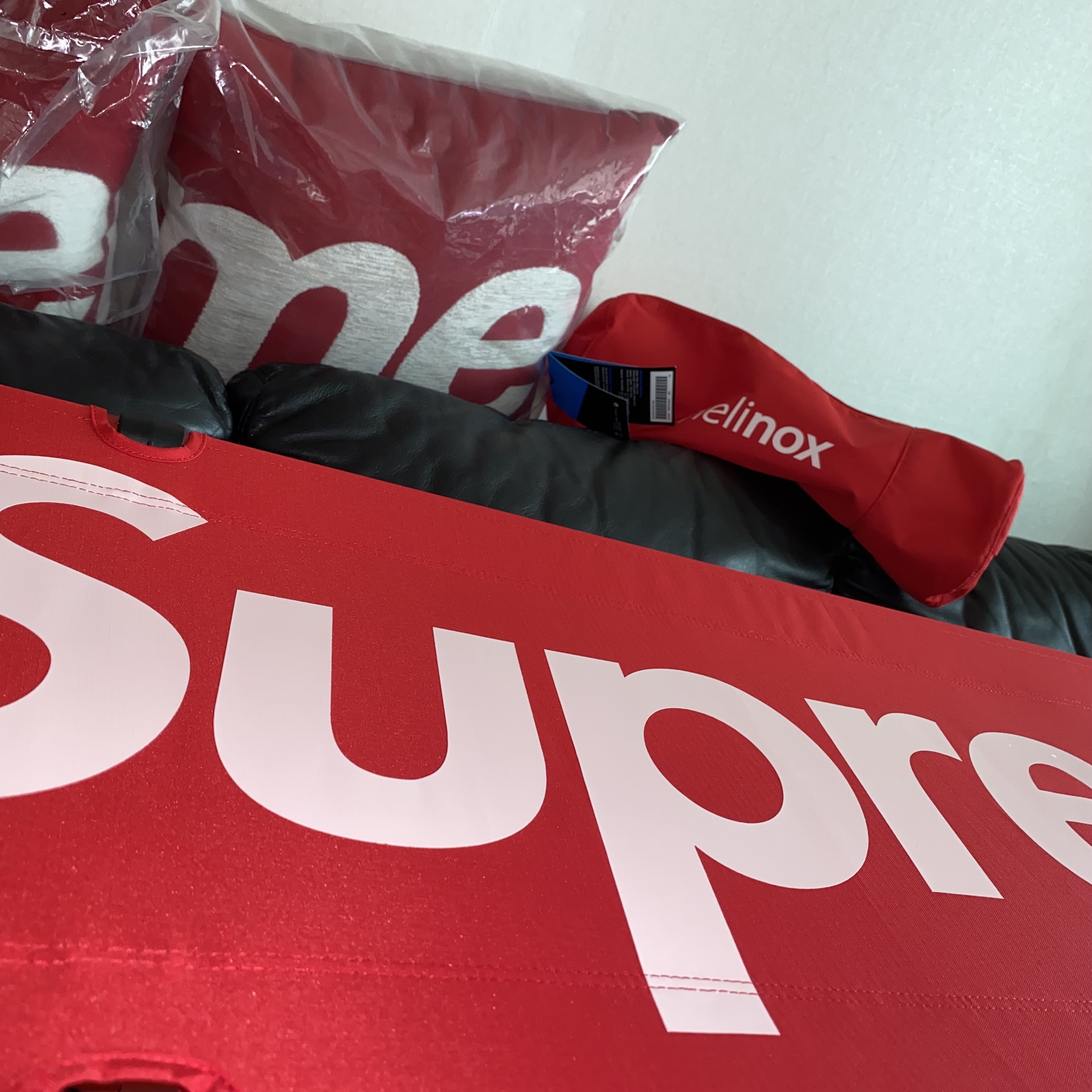 Supreme x Helinox Bench One Red - 22SS, Supreme x Jules Pansu Pillows Red (Set of 3) 착용 스타일 - 1