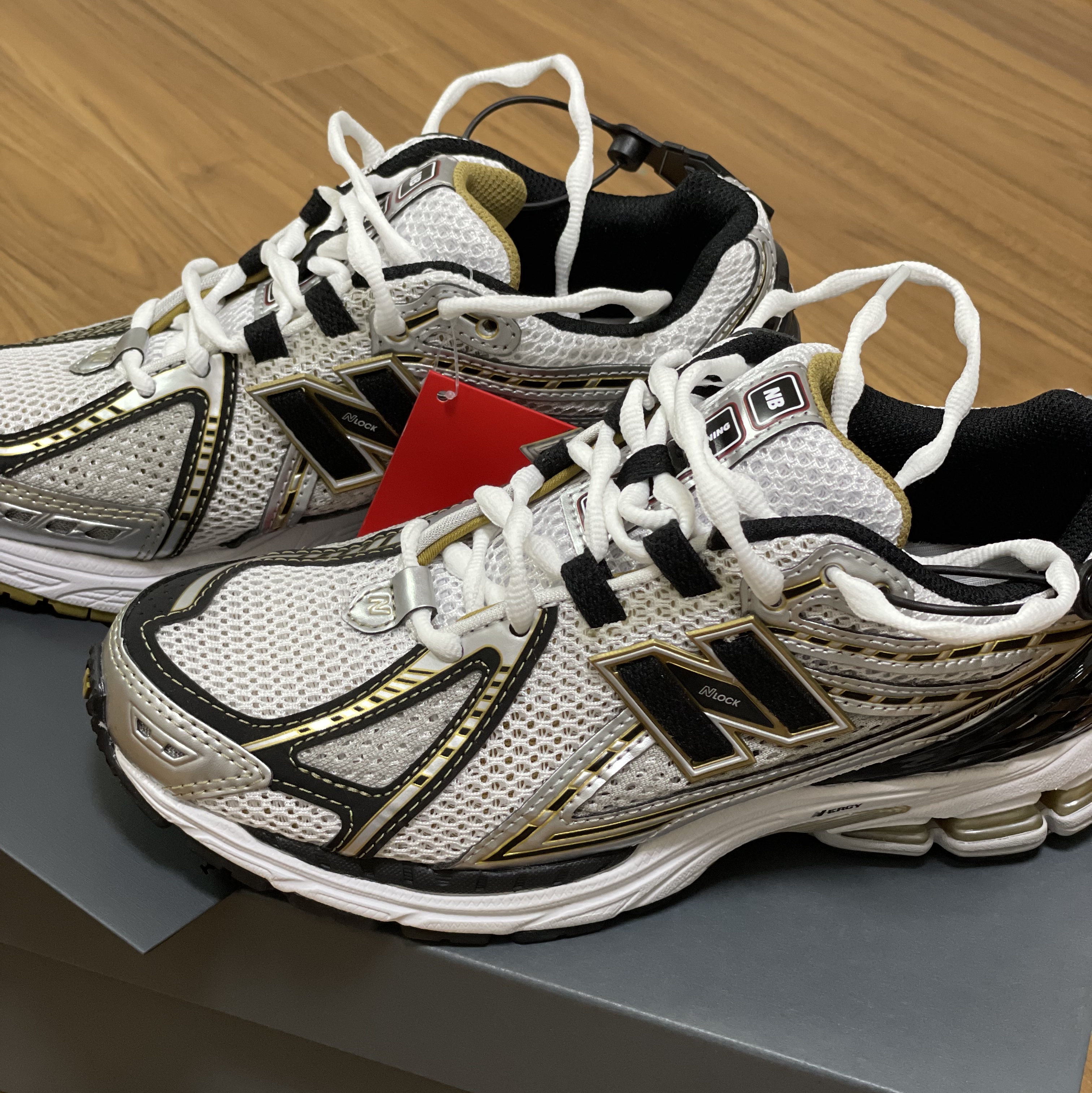 New Balance 1906R White Gold 착용 스타일 - 1