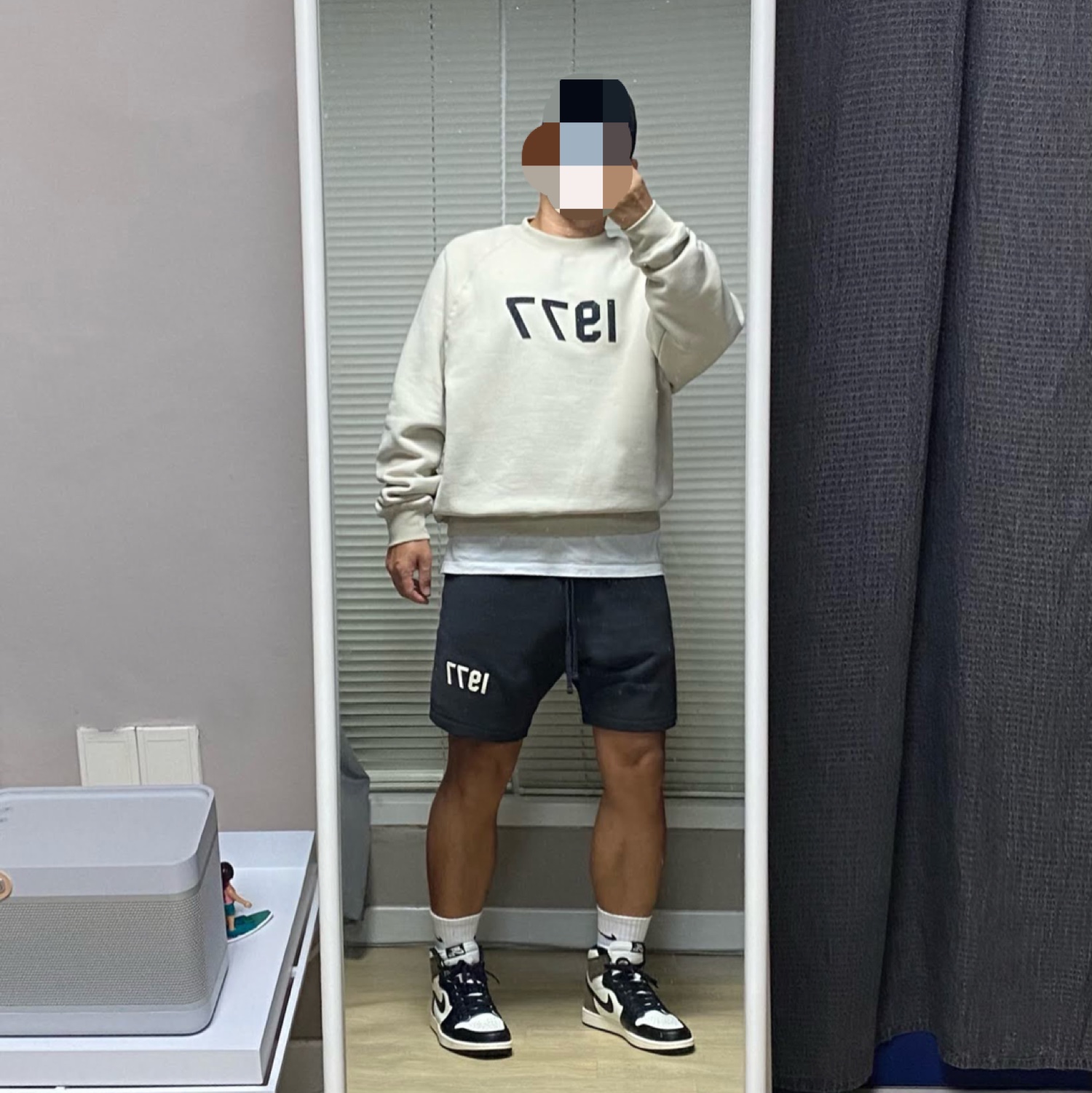 Essentials 1977 Crewneck Sweatshirt Wheat - 22SS, Essentials 1977 Shorts Iron - 22SS 착용 스타일