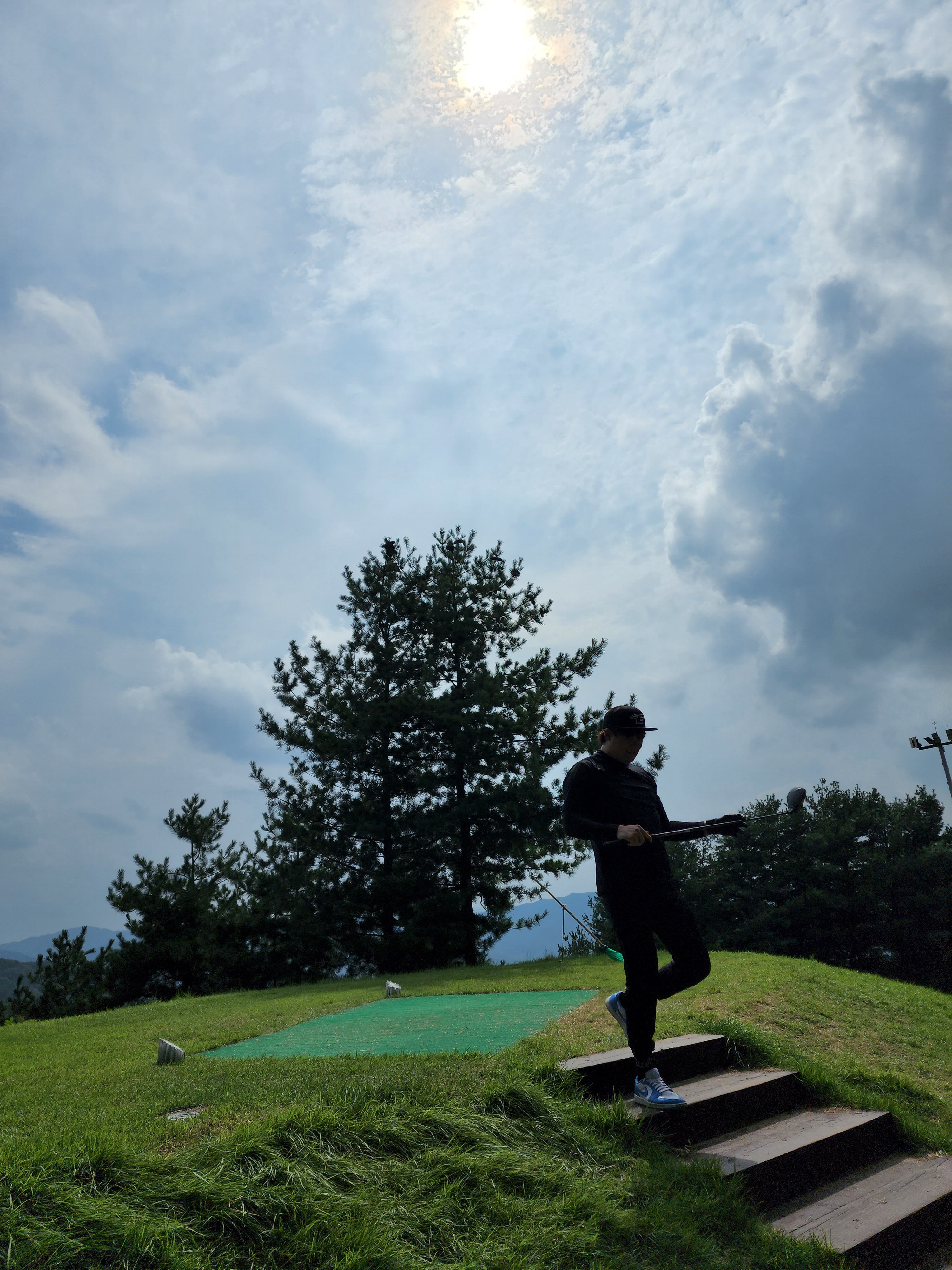 Jordan 1 Low Golf White and University Blue 착용 스타일 - 1