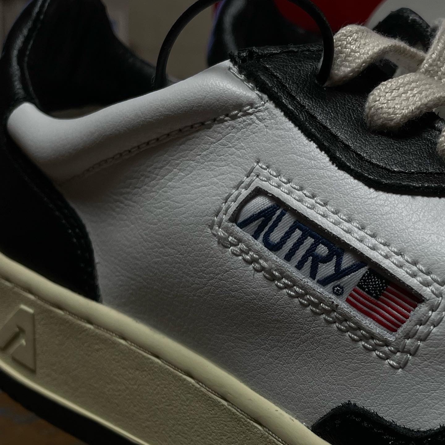 Autry Medalist Low Leather Sneakers Black White 착용 스타일 - 4