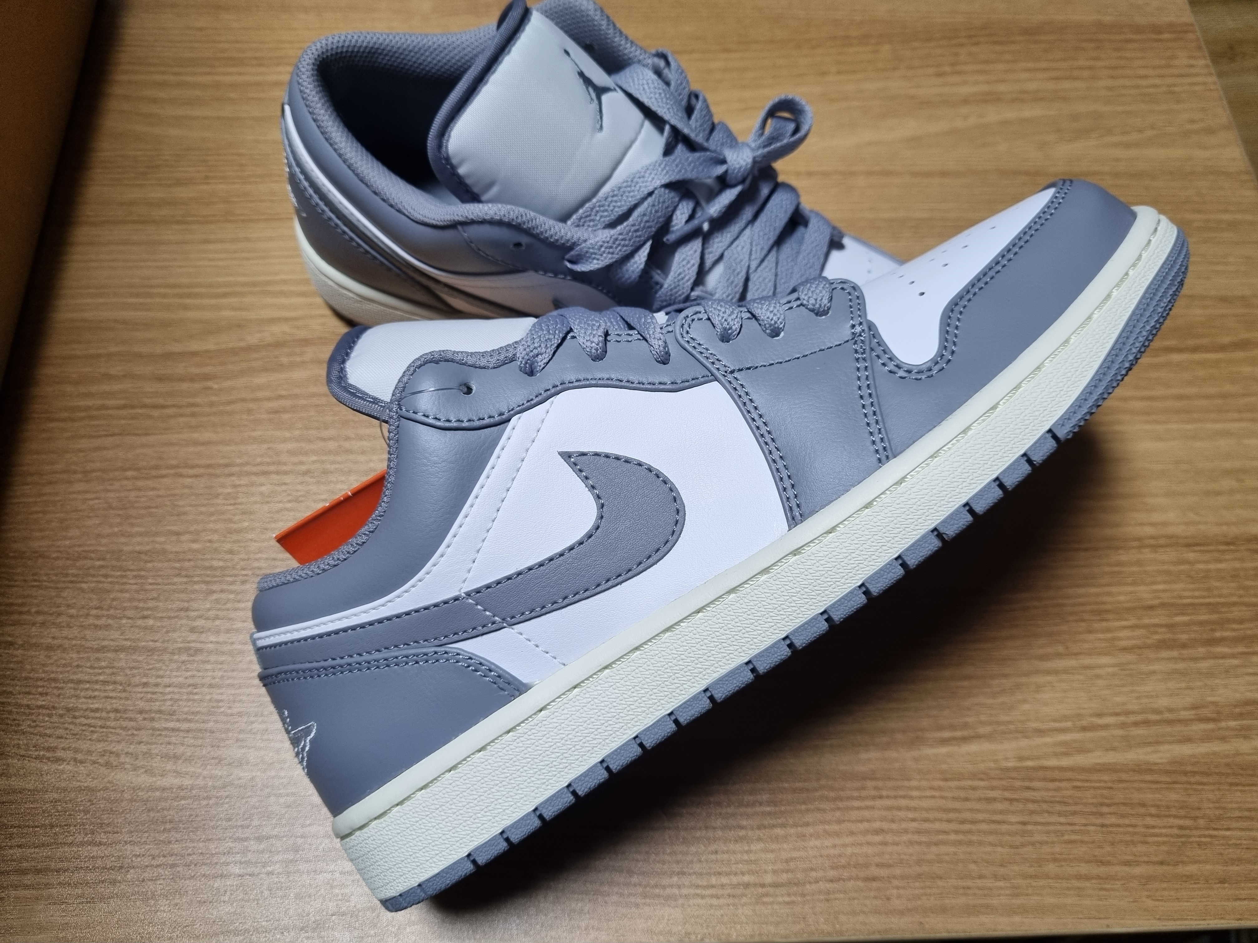 Jordan 1 Low Stealth and White 착용 스타일 - 1