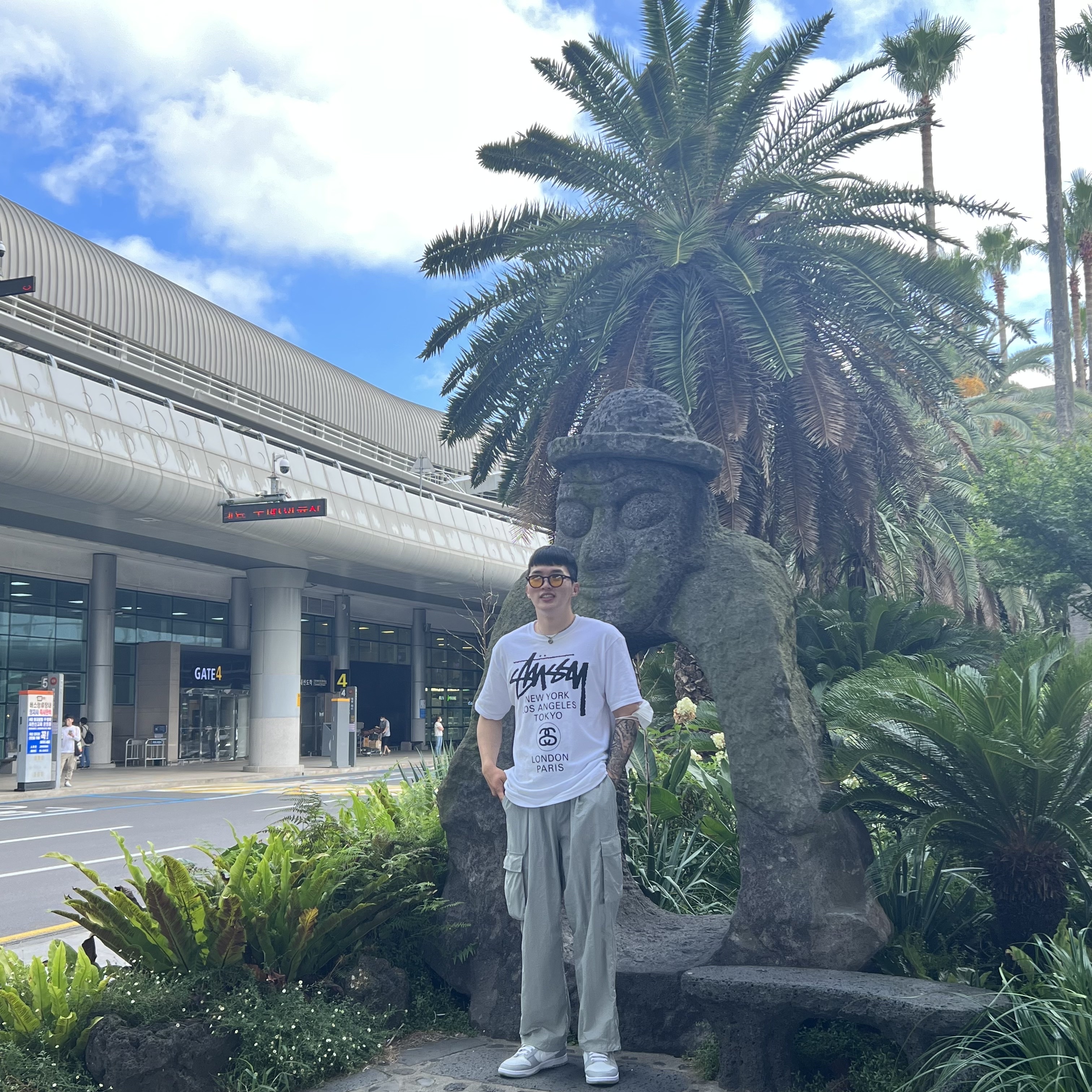 Stussy World Tour T-Shirt White, Nike Dunk Low Retro Wolf Grey 착용 스타일