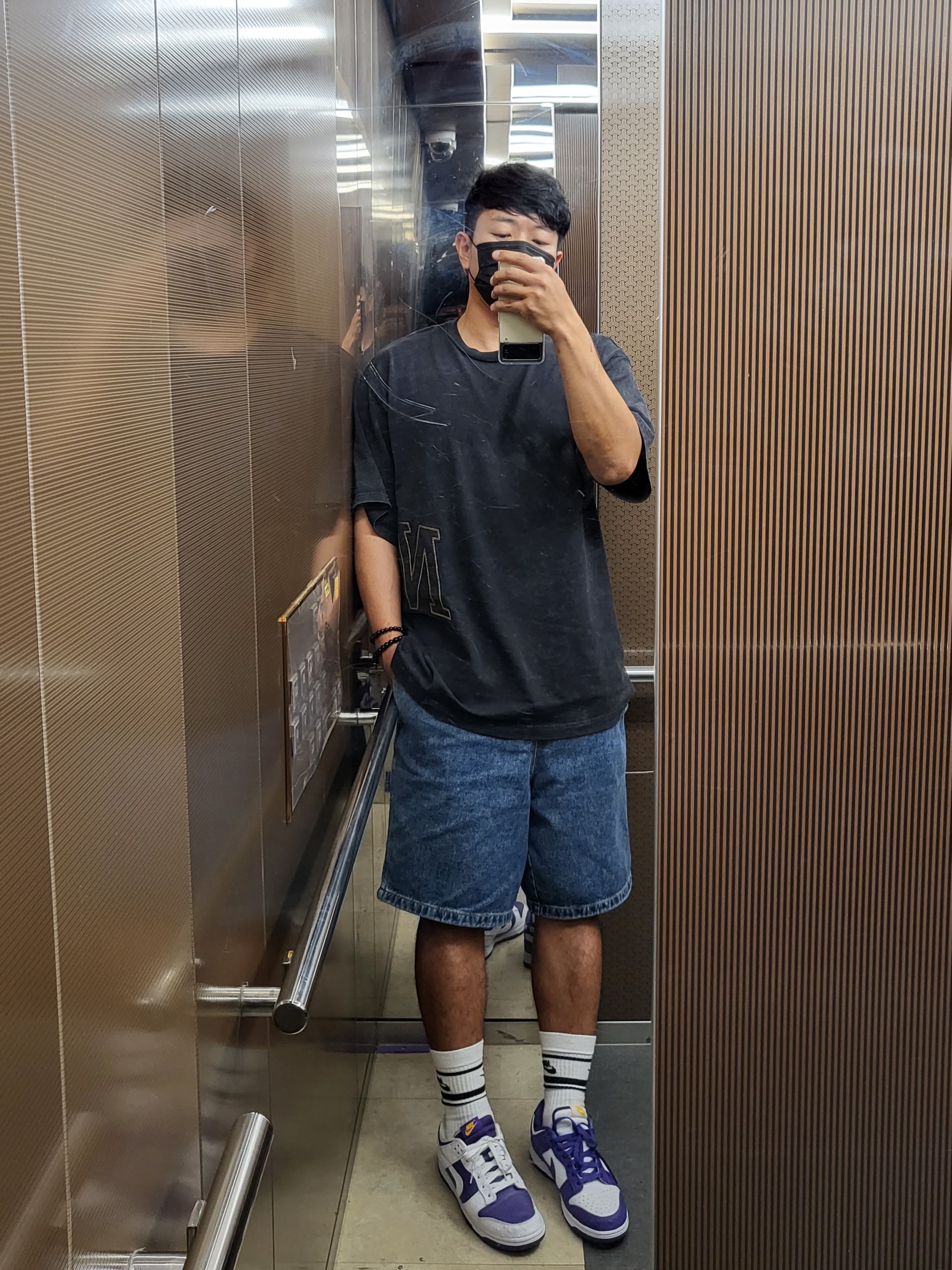 (W) Nike Dunk Low SE Flip, Nike NRG Fadeaway T-Shirt Black 착용 스타일