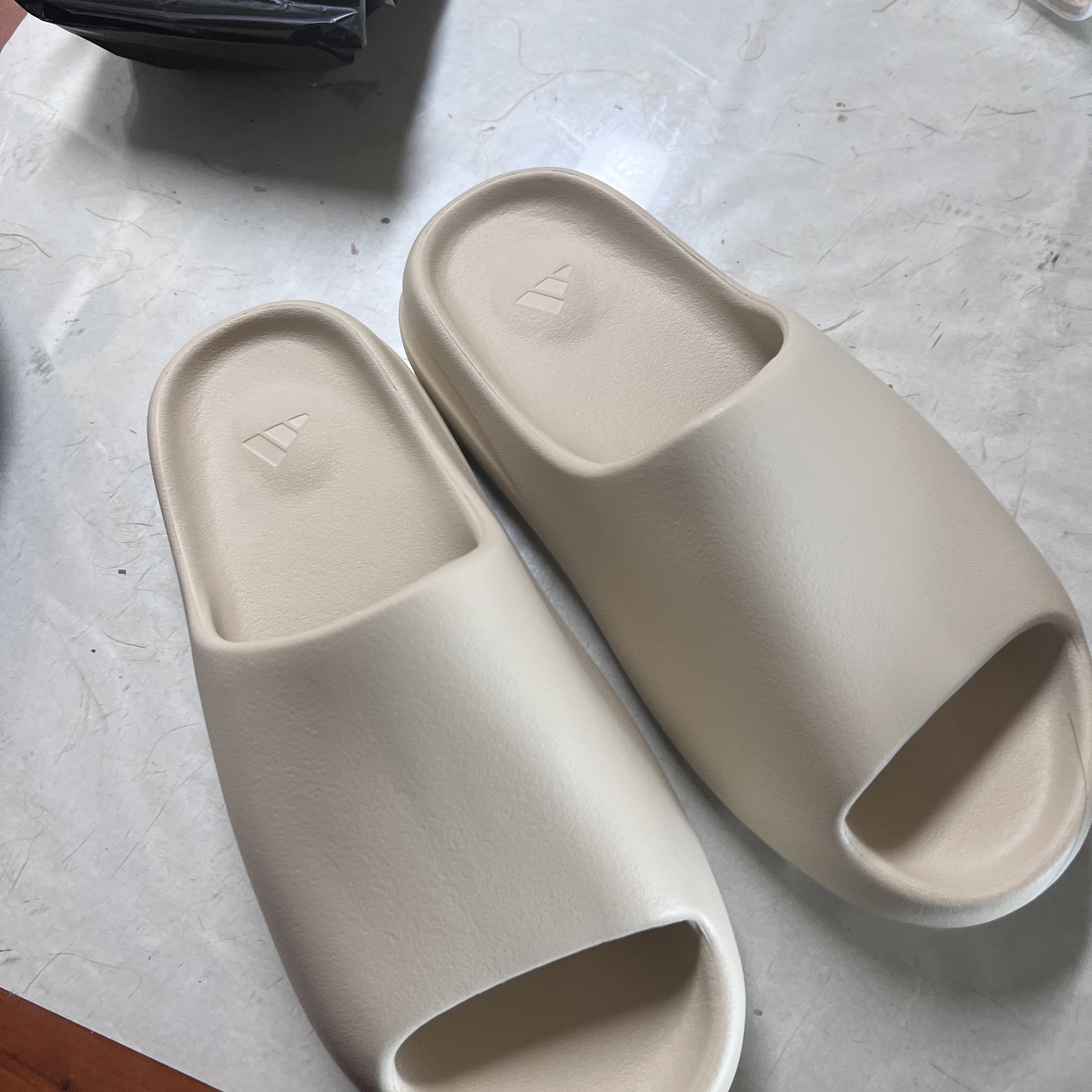 Adidas Yeezy Slide Bone 2022/2023 착용 스타일