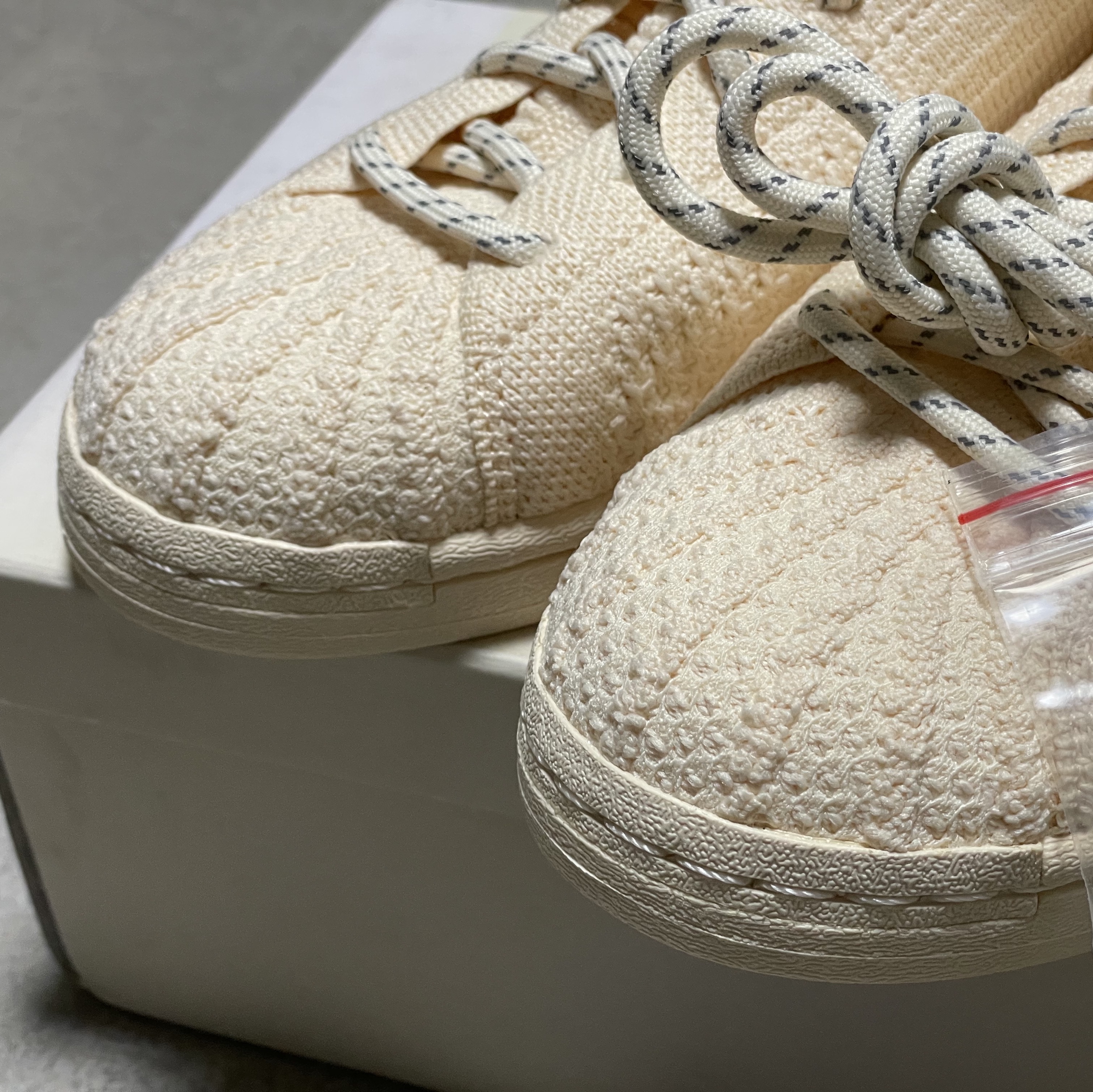 Adidas x Pharrell Williams Superstar Primeknit Cream 착용 스타일 - 2