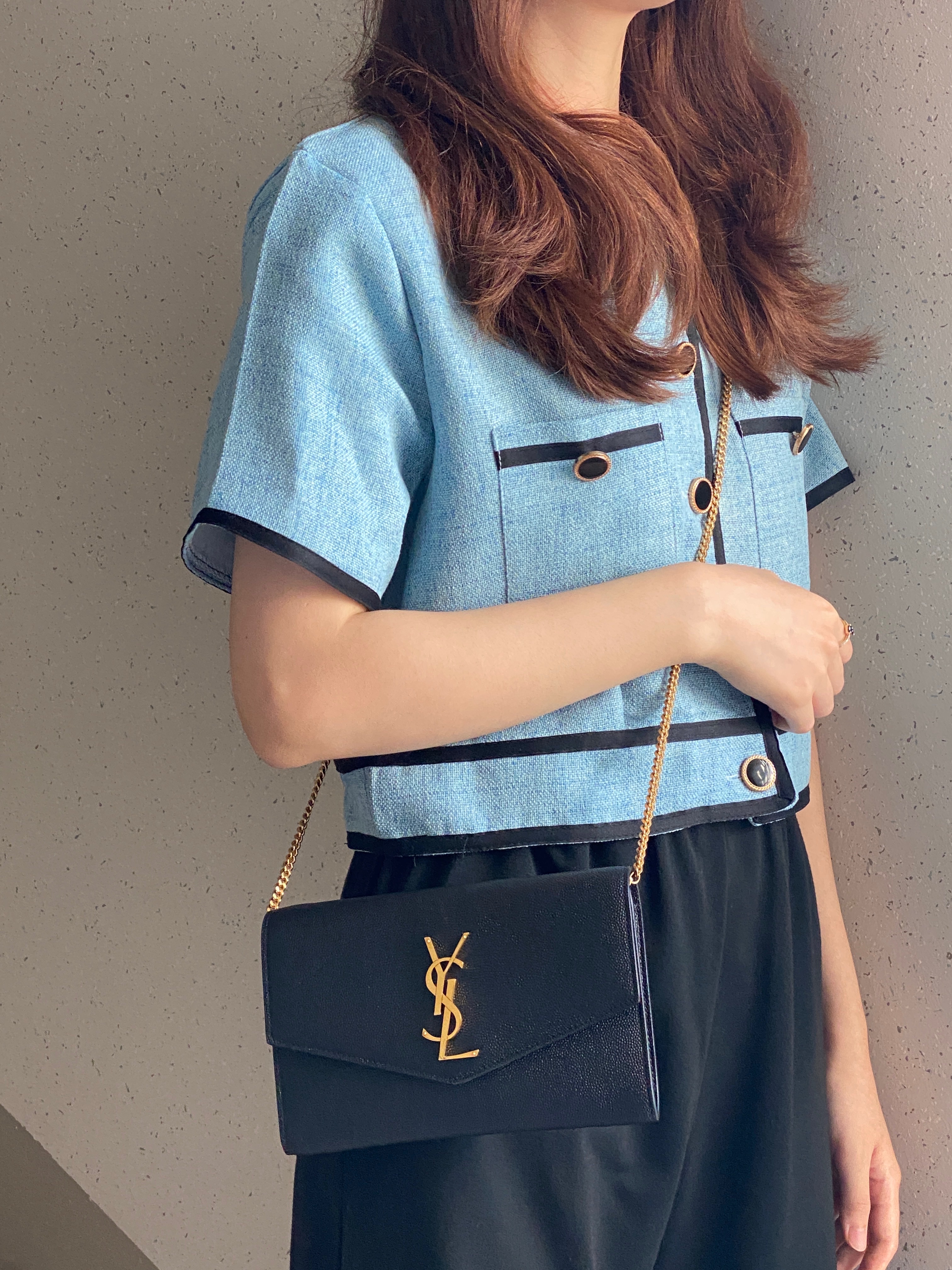Saint Laurent Uptown Chain Wallet in Grain De Poudre Embossed Leather Black 착용 스타일 - 1