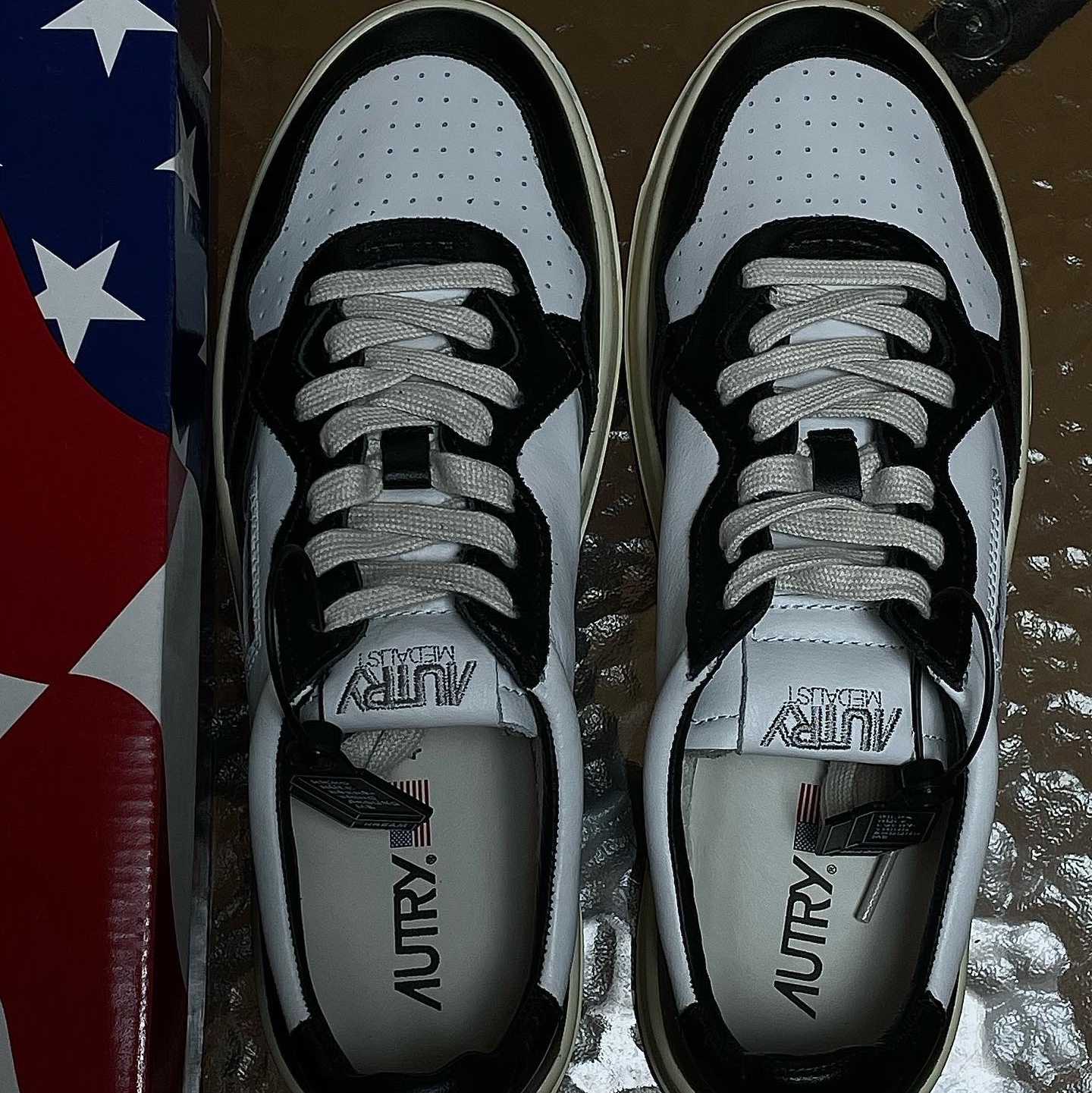 Autry Medalist Low Leather Sneakers Black White 착용 스타일 - 2