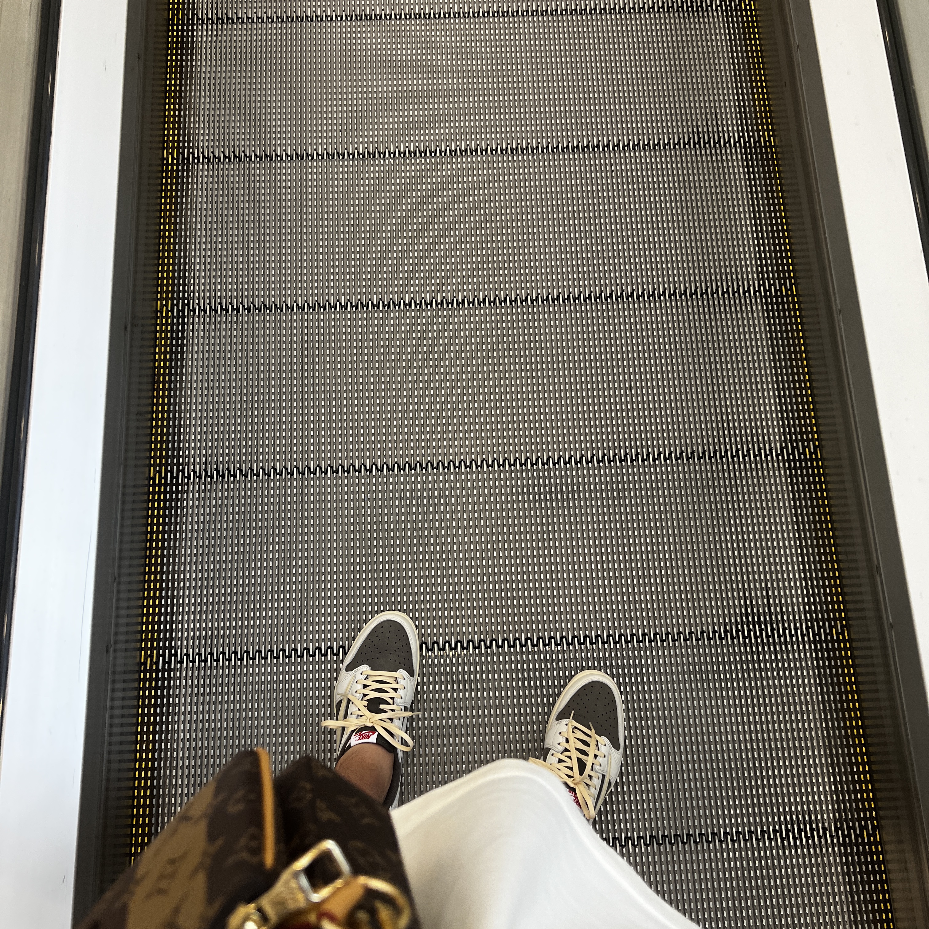 Jordan 1 x Travis Scott Retro Low OG SP Sail and Ridgerock, Louis Vuitton x Nigo Trio Messenger Marron 착용 스타일