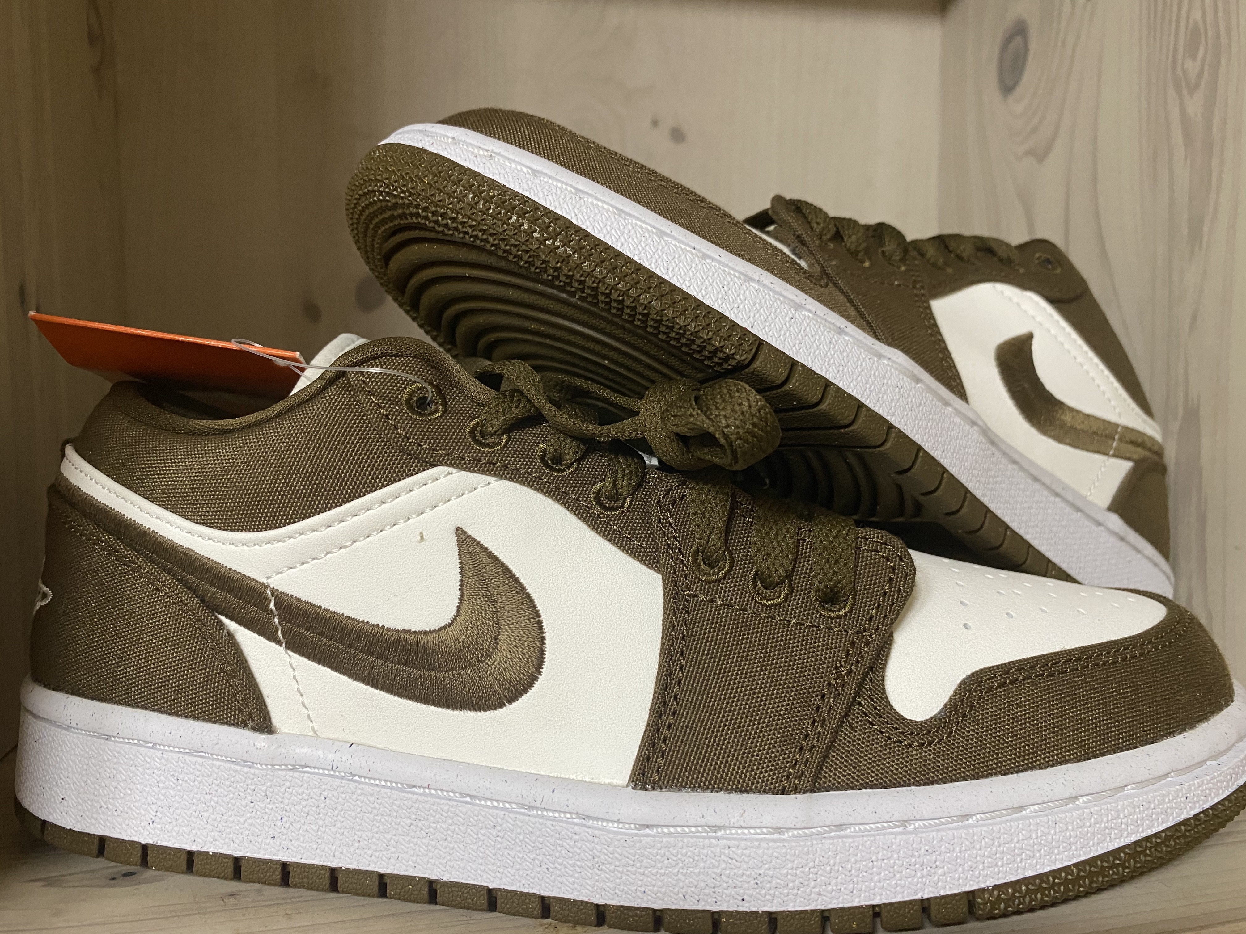 (W) Jordan 1 Low SE Light Olive 착용 스타일 - 2
