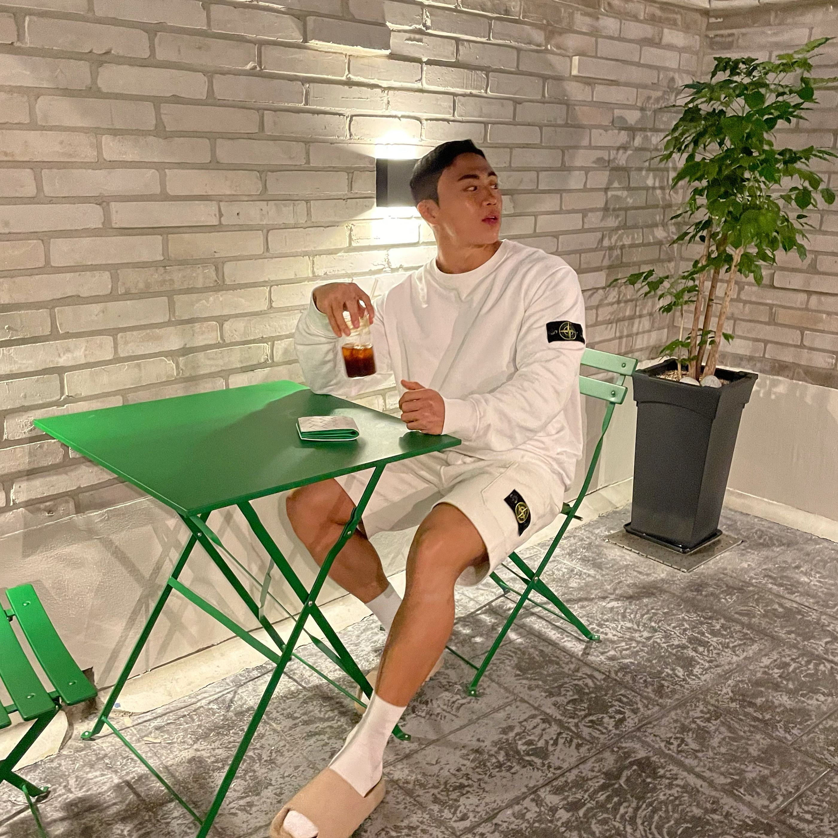 Adidas Yeezy Slide Pure, Stone Island 63051 Crewneck Sweatshirt White - 22SS 착용 스타일