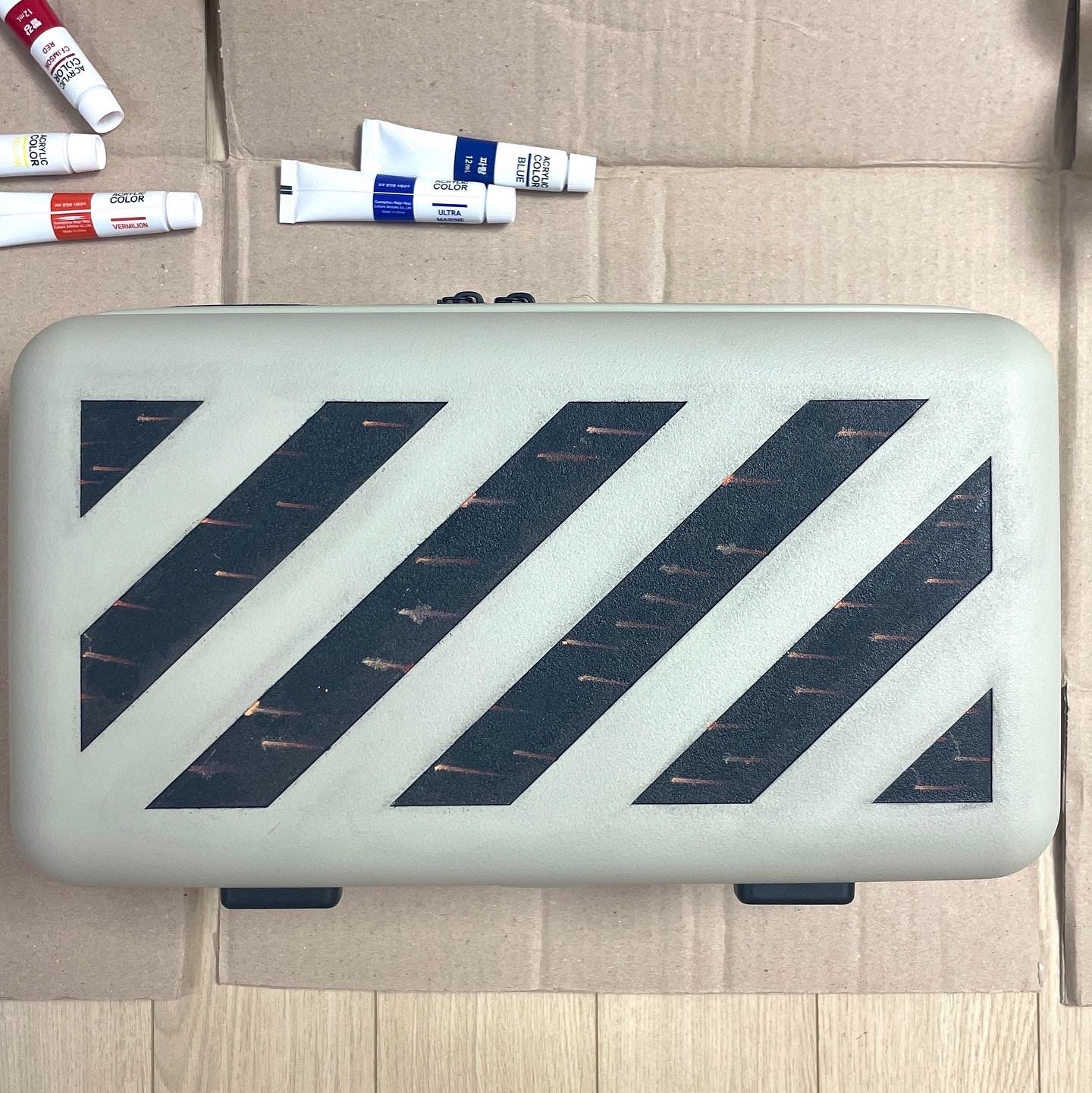 Off-White x Amore Pacific Protection Box (Without Cosmetics) 착용 스타일 - 2