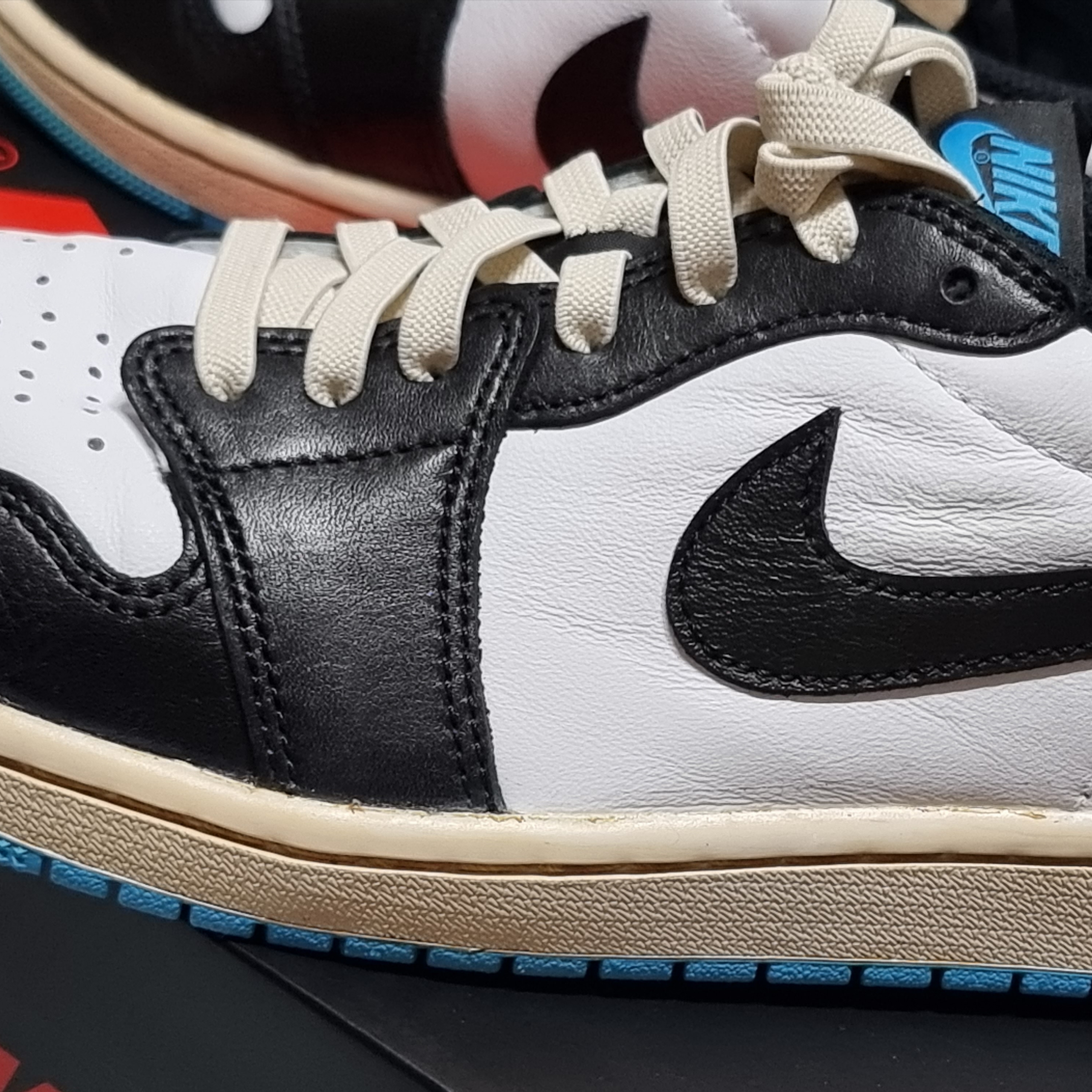 Jordan 1 Retro Low OG Black and Dark Powder Blue 착용 스타일