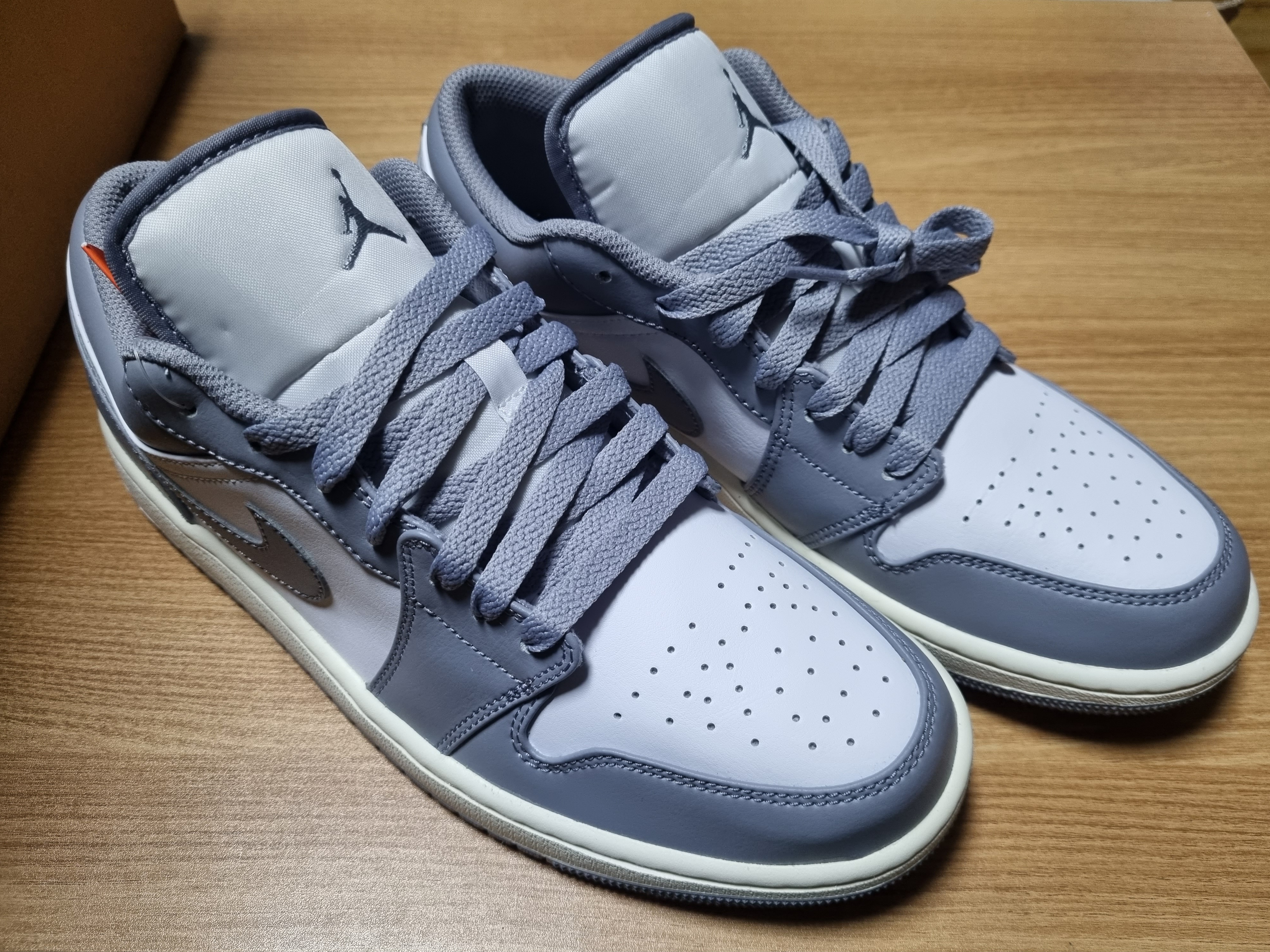 Jordan 1 Low Stealth and White 착용 스타일 - 2