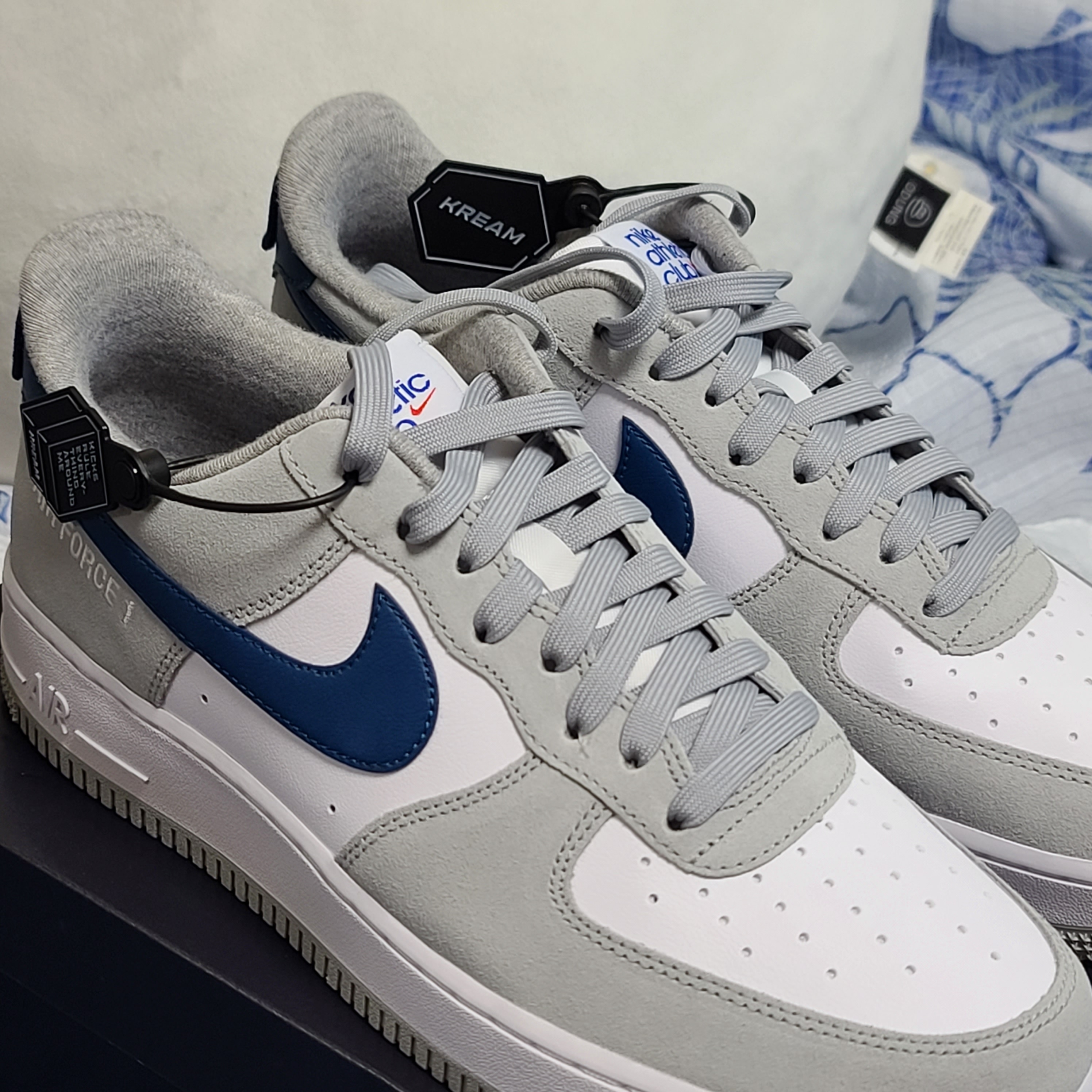 Nike Air Force 1 '07 LV8 Athletic Club Light Smoke Grey Marina 착용 스타일