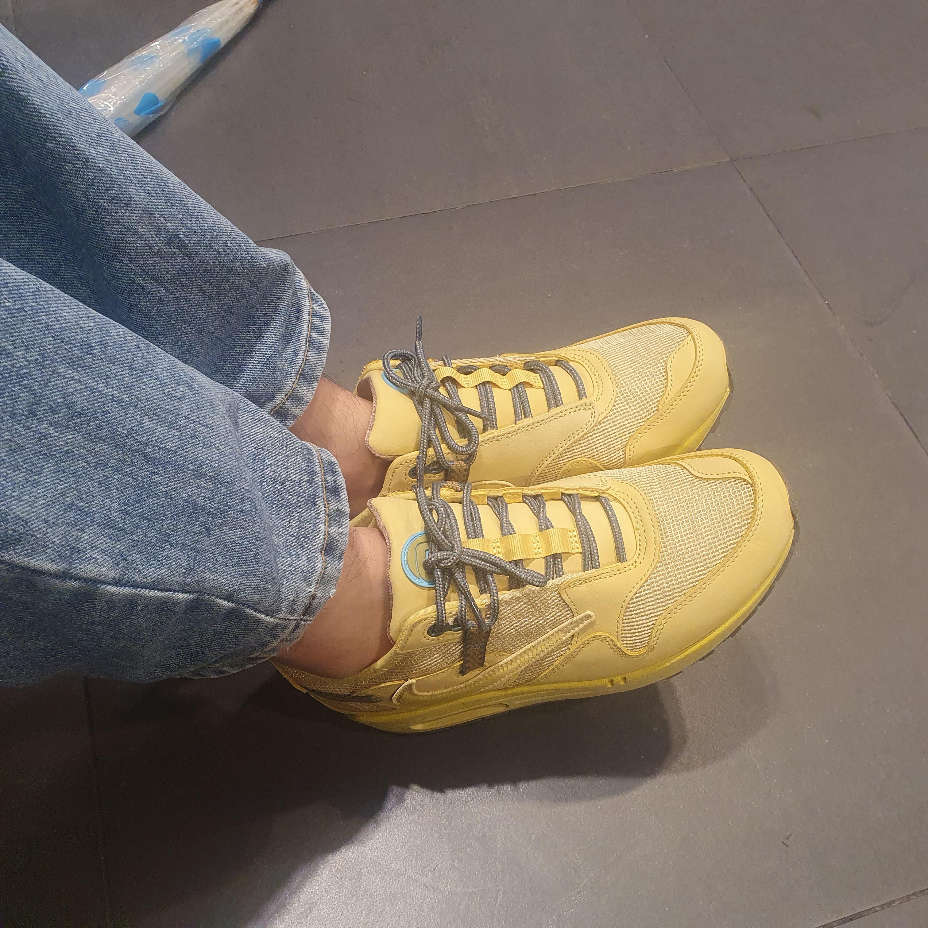 Nike x Travis Scott Air Max 1 Cact.us Gold 착용 스타일 - 2
