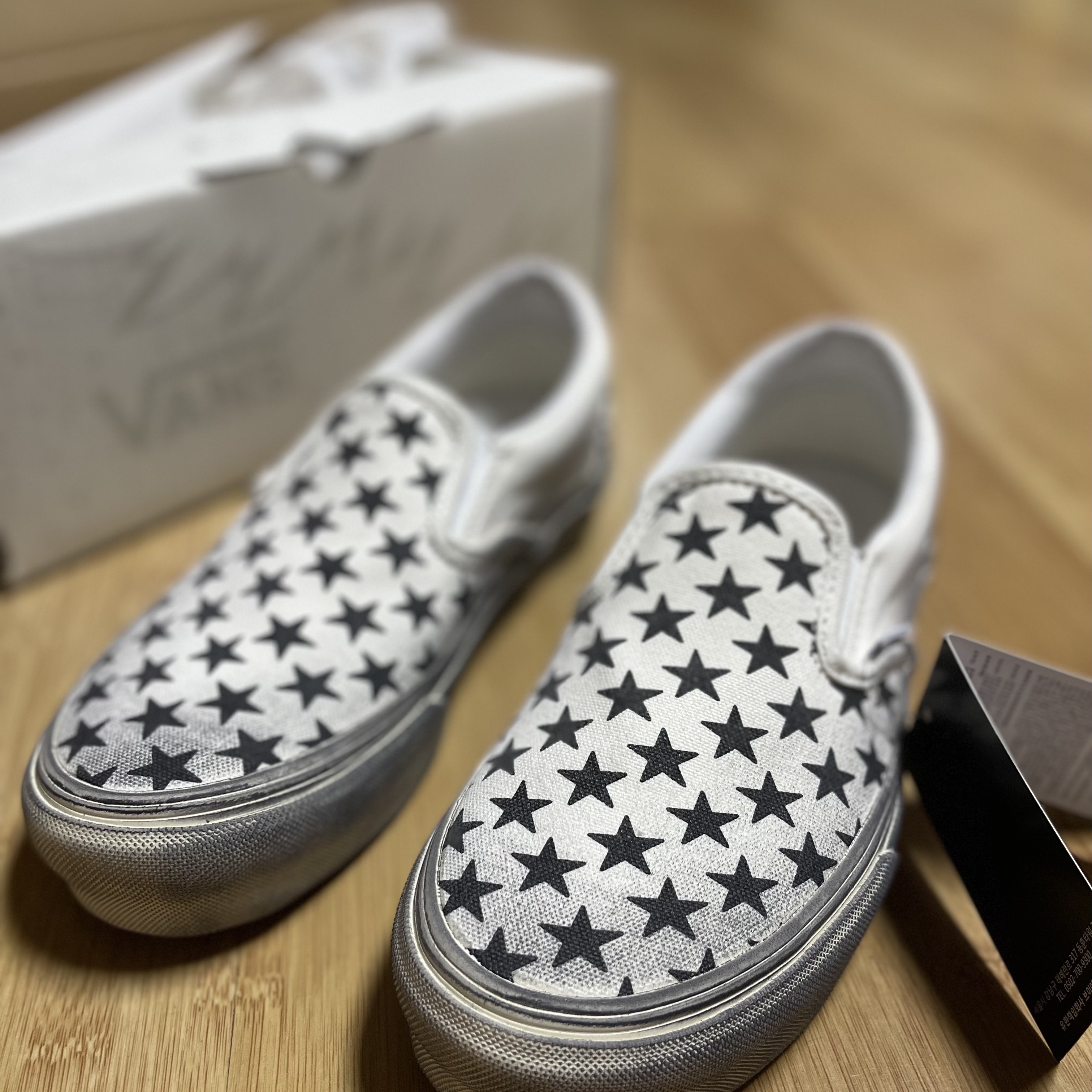Vans Vault x Bianca Chandon Classic Slip-On LX Stressed Black White 착용 스타일 - 2